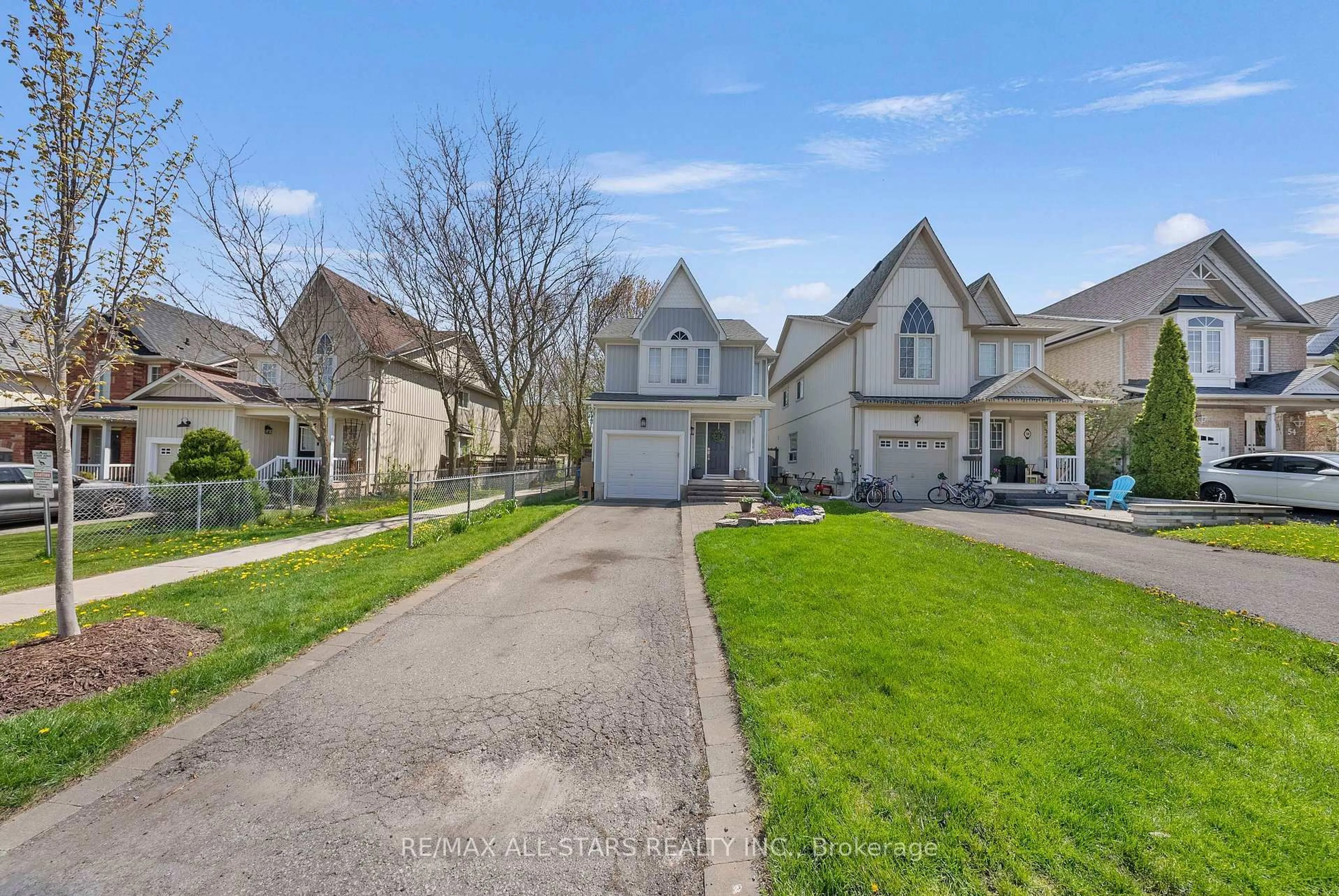 A pic from outside/outdoor area/front of a property/back of a property/a pic from drone, street for 58 Margaret Graham Cres, East Gwillimbury Ontario L0G 1M0