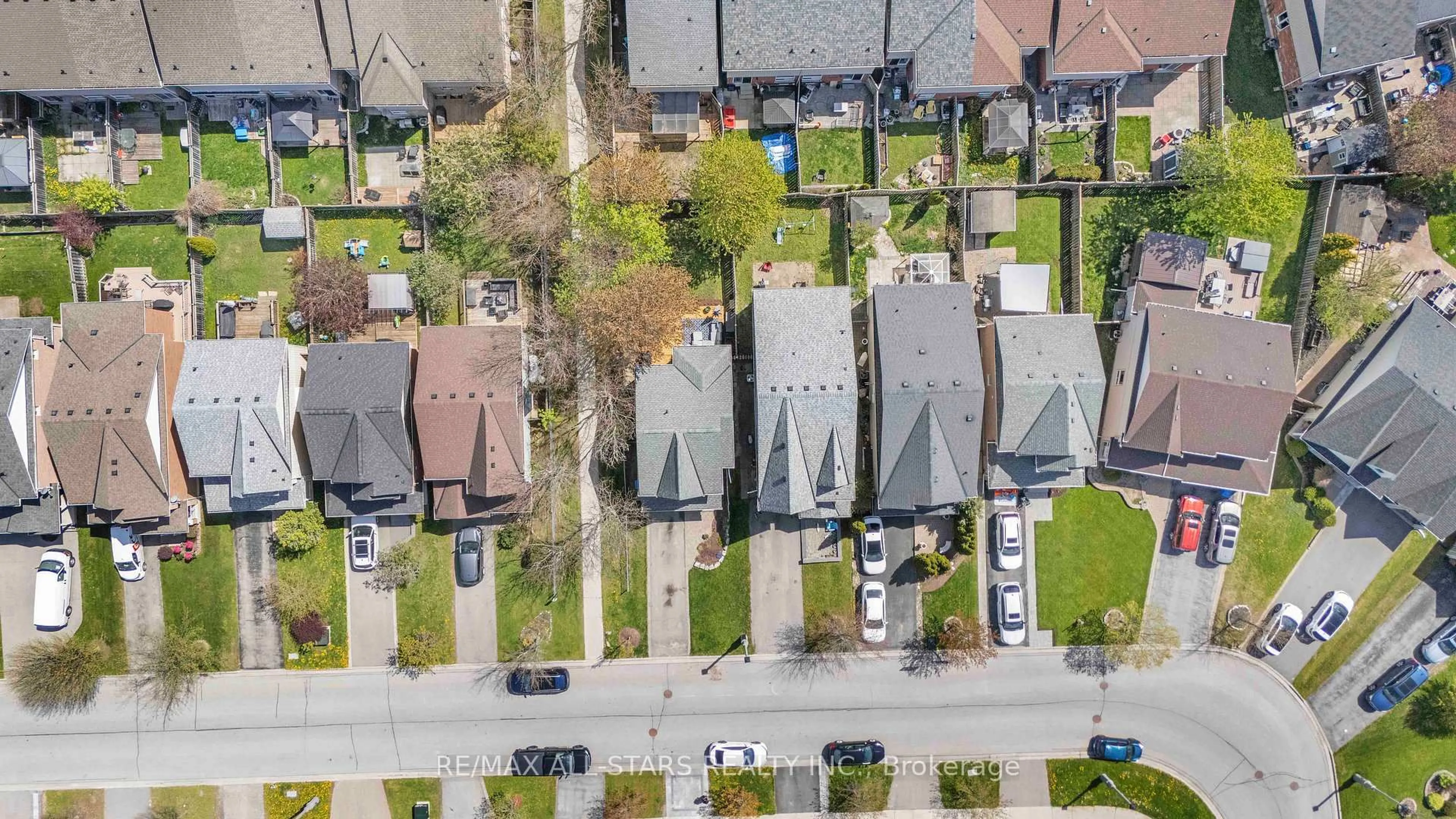 A pic from outside/outdoor area/front of a property/back of a property/a pic from drone, street for 58 Margaret Graham Cres, East Gwillimbury Ontario L0G 1M0