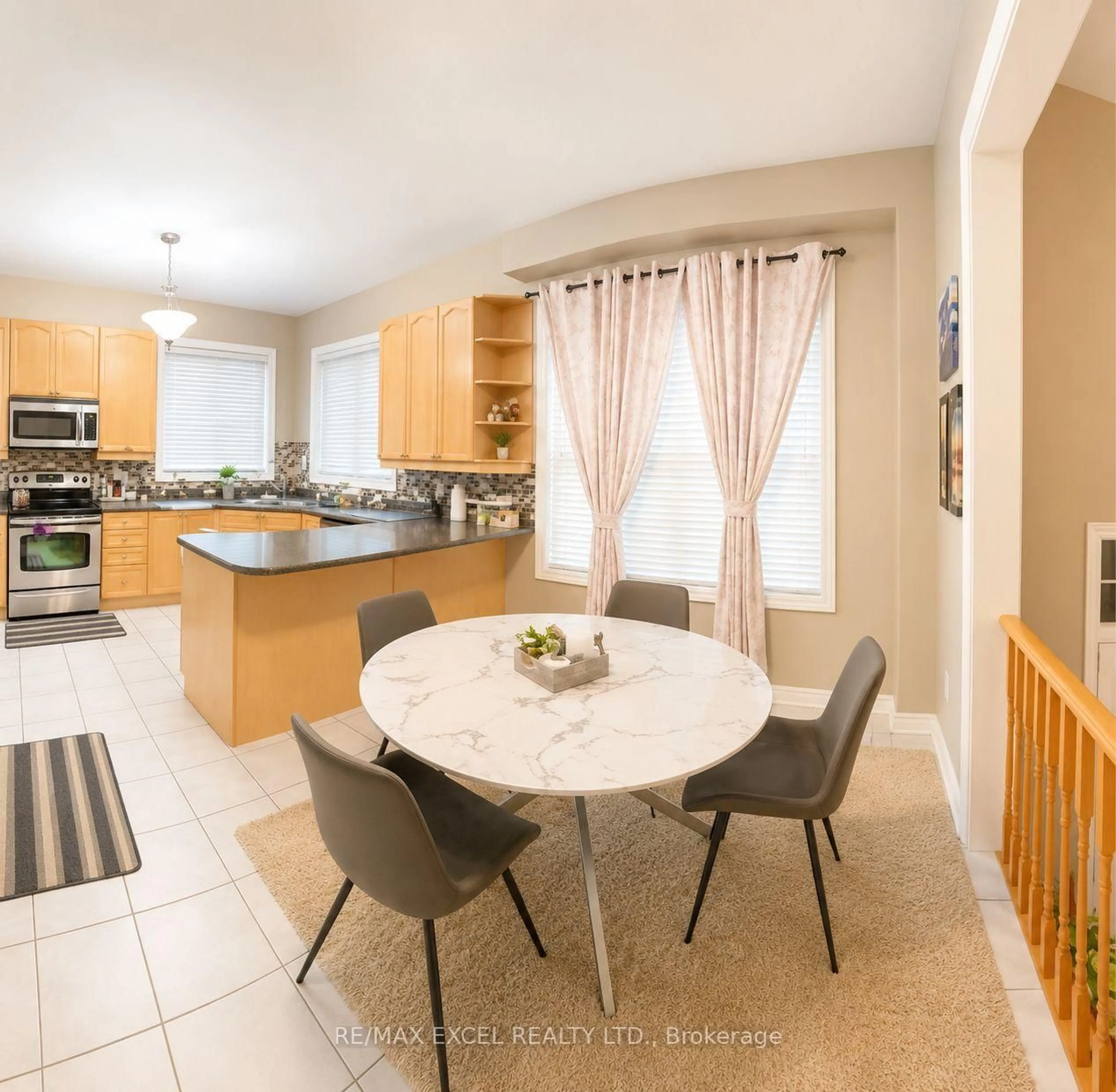 Open concept kitchen, ceramic/tile floor for 44 Matthew Boyd Cres, Newmarket Ontario L3X 3C3