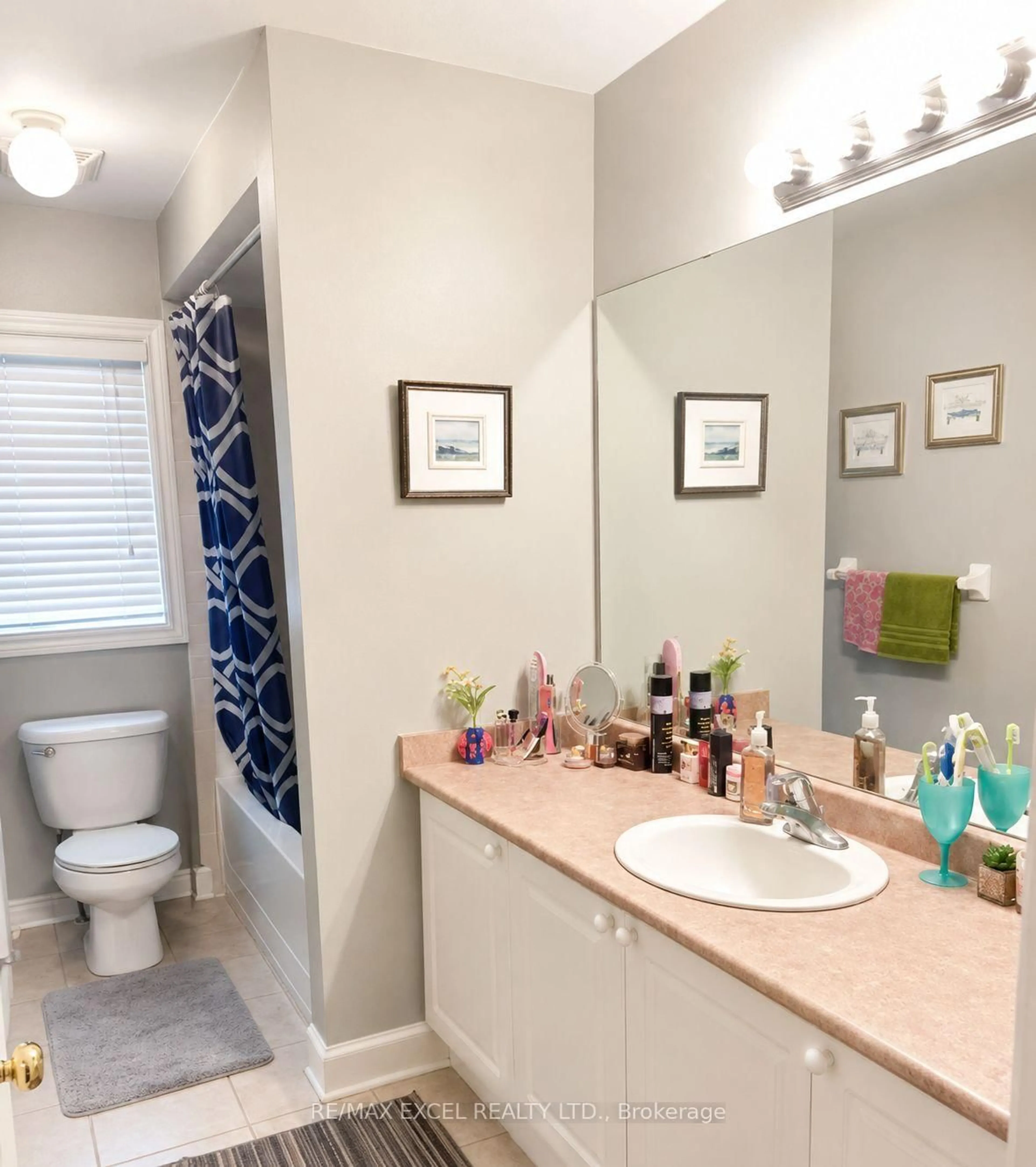 Standard bathroom, ceramic/tile floor for 44 Matthew Boyd Cres, Newmarket Ontario L3X 3C3