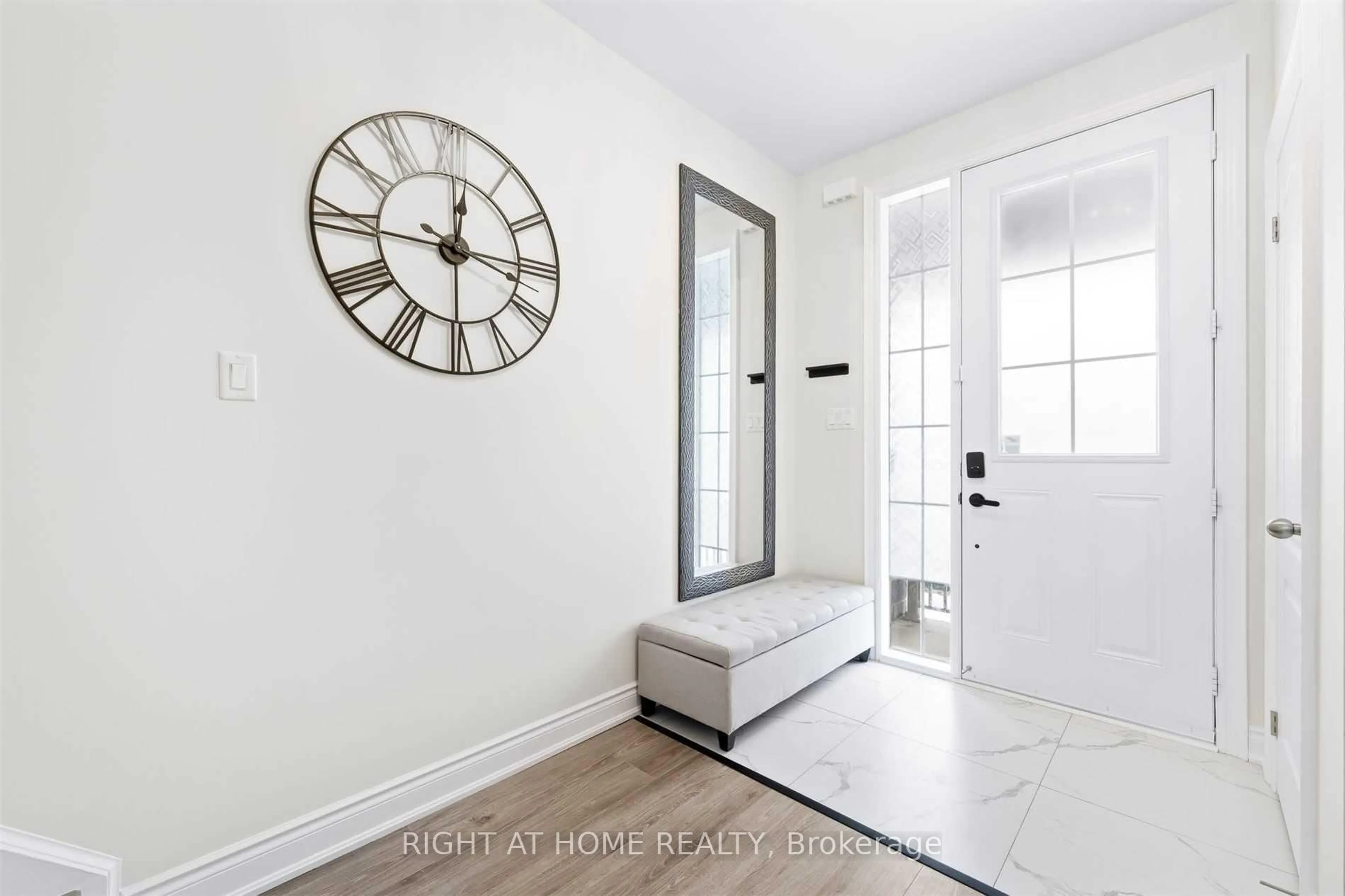 Indoor entryway for 1172 Peelar Cres, Innisfil Ontario L0L 1W0