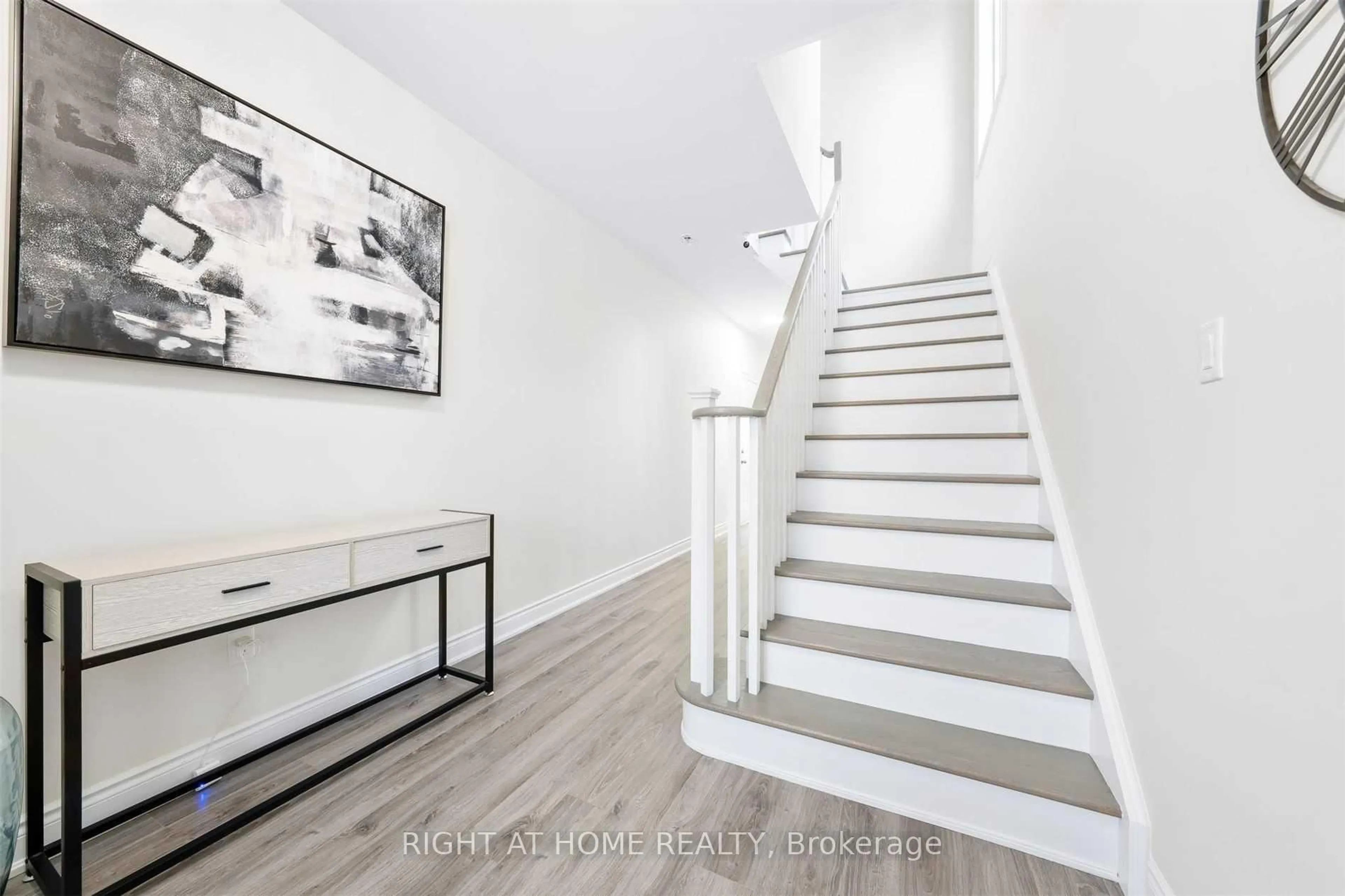 Stairs for 1172 Peelar Cres, Innisfil Ontario L0L 1W0