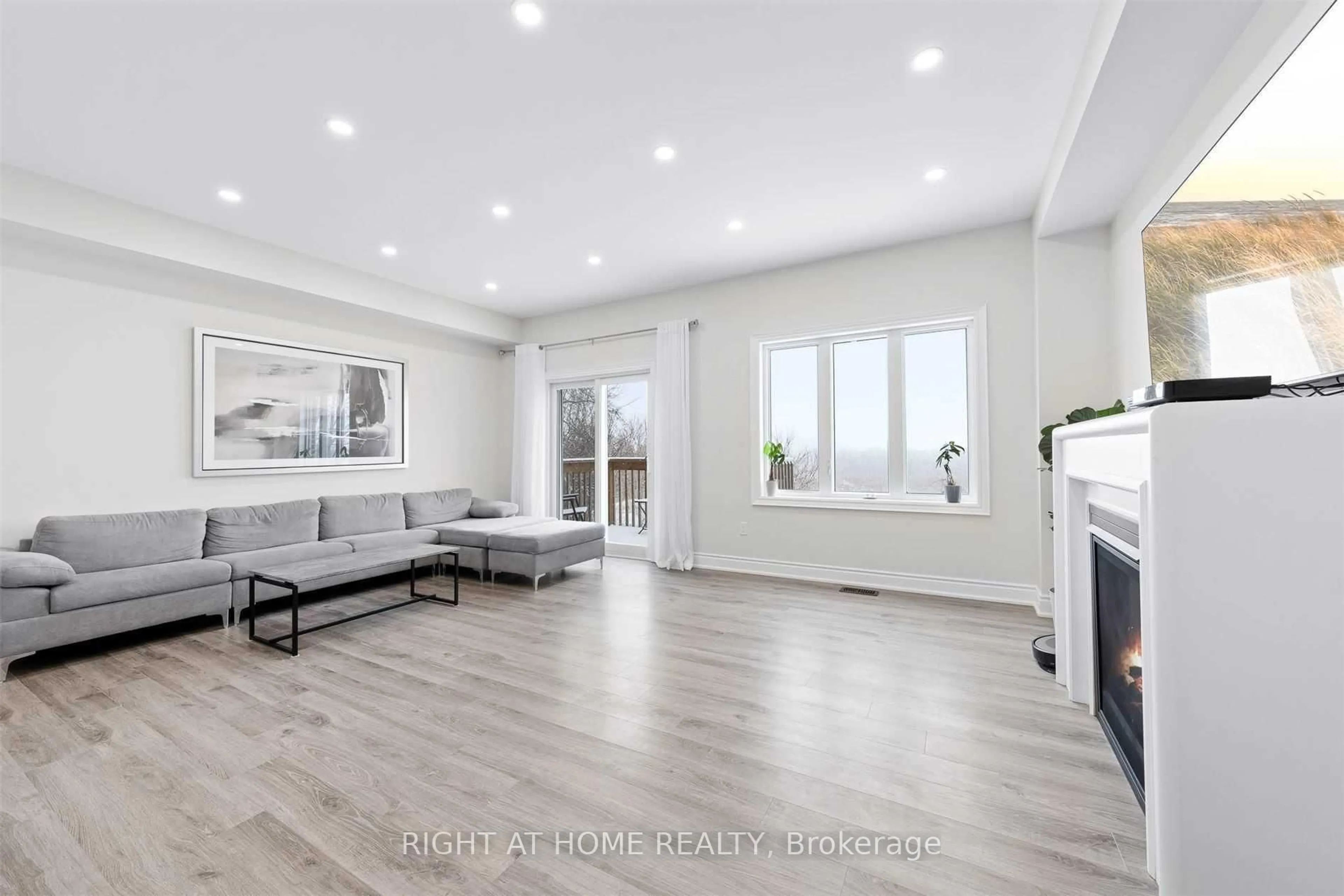 Living room with furniture, unknown for 1172 Peelar Cres, Innisfil Ontario L0L 1W0