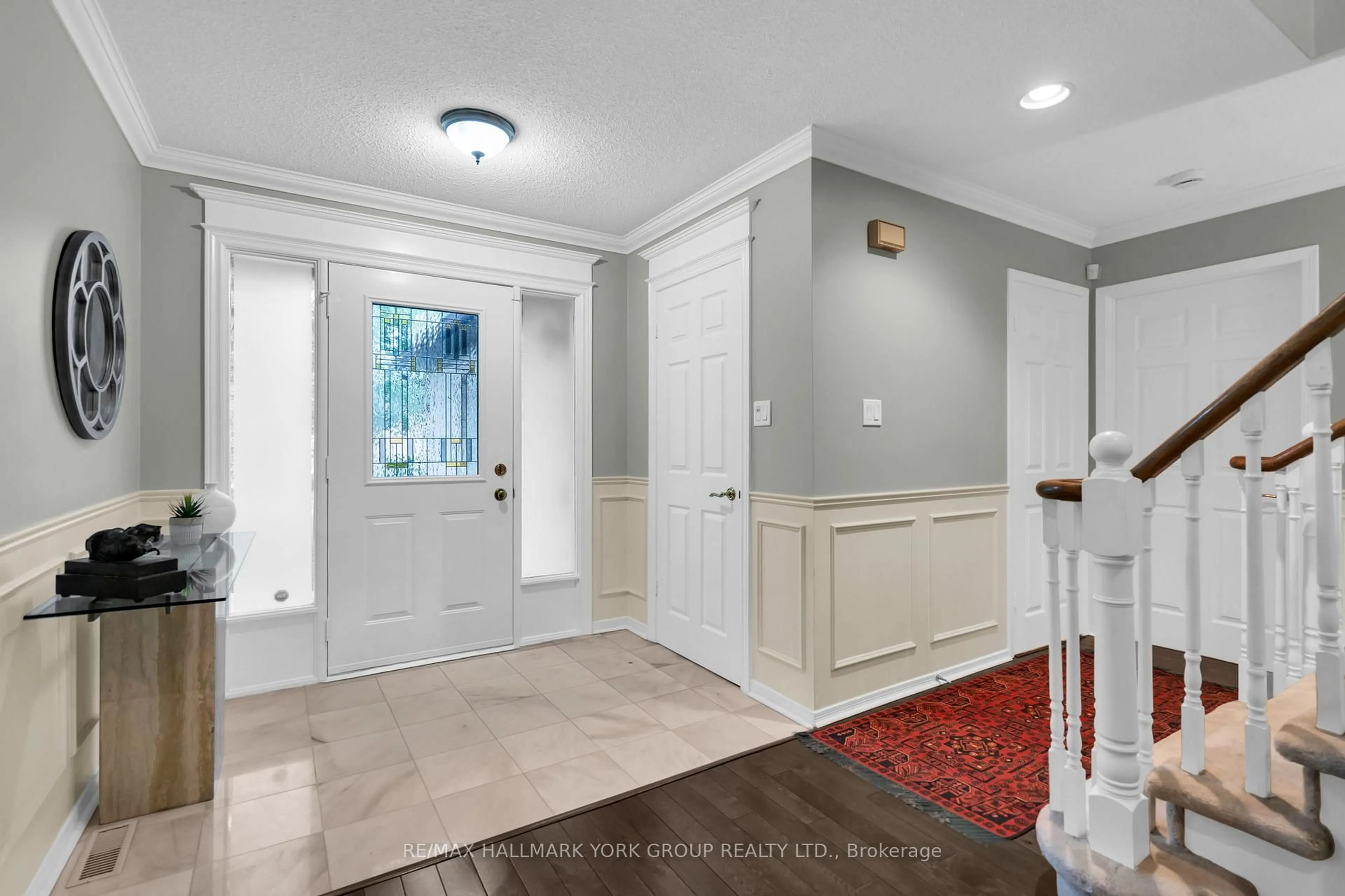Indoor entryway for 95 Gilbank Dr, Aurora Ontario L4G 5E2