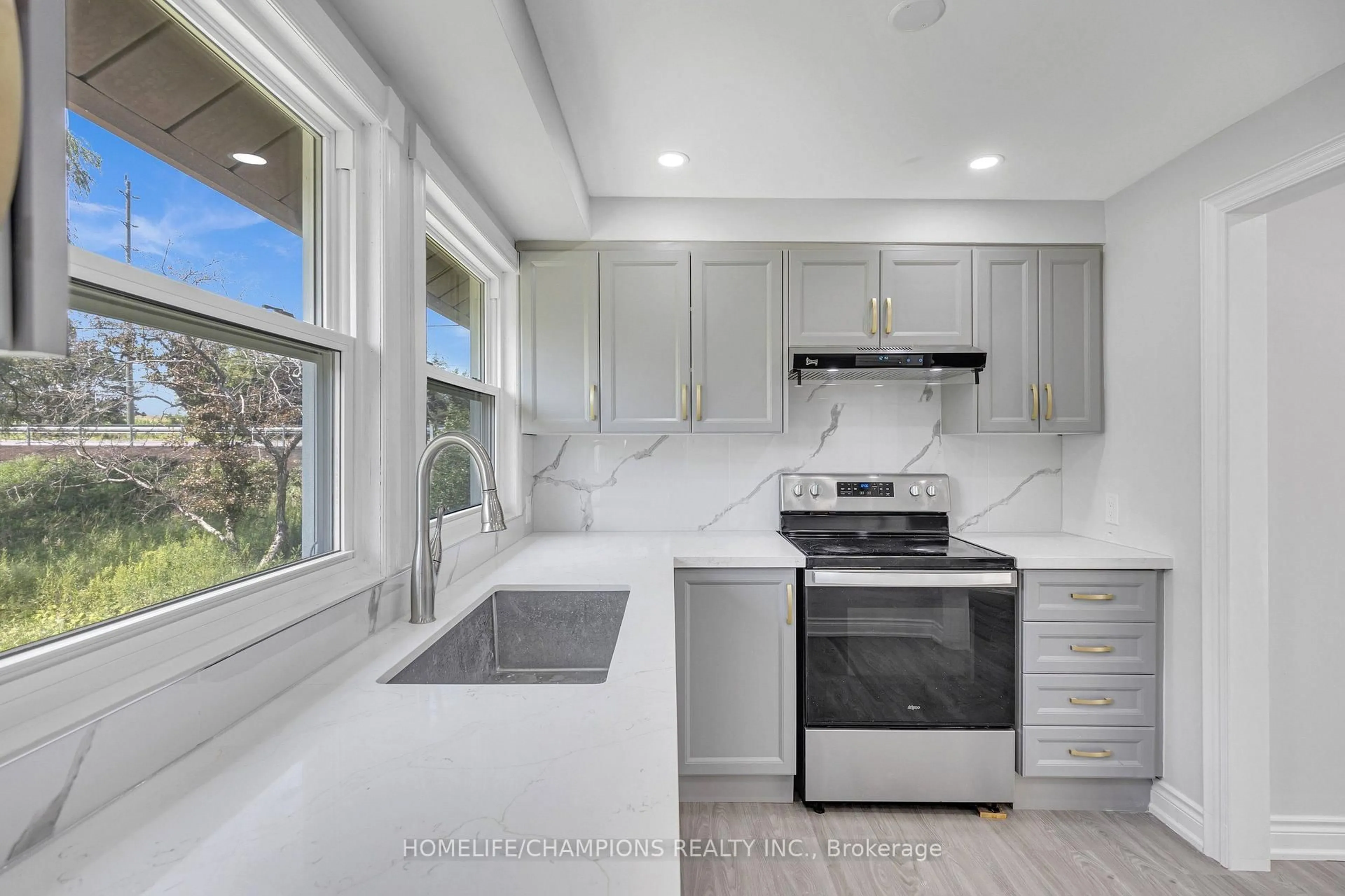 Open concept kitchen, ceramic/tile floor for 997 Mount Albert Rd, East Gwillimbury Ontario L0G 1V0