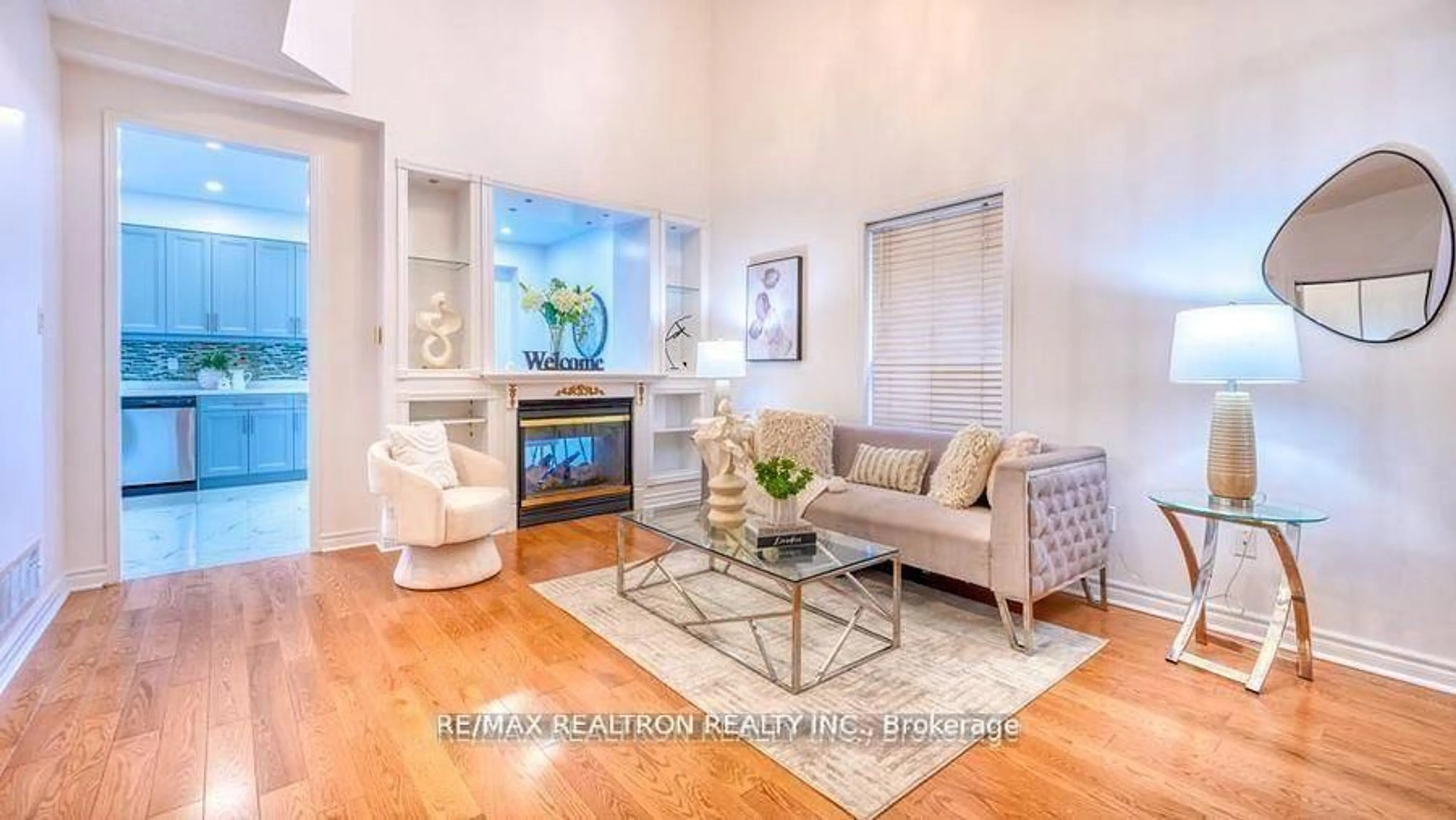 Living room with furniture, wood/laminate floor for 89 English Oak Dr, Richmond Hill Ontario L4E 3X4