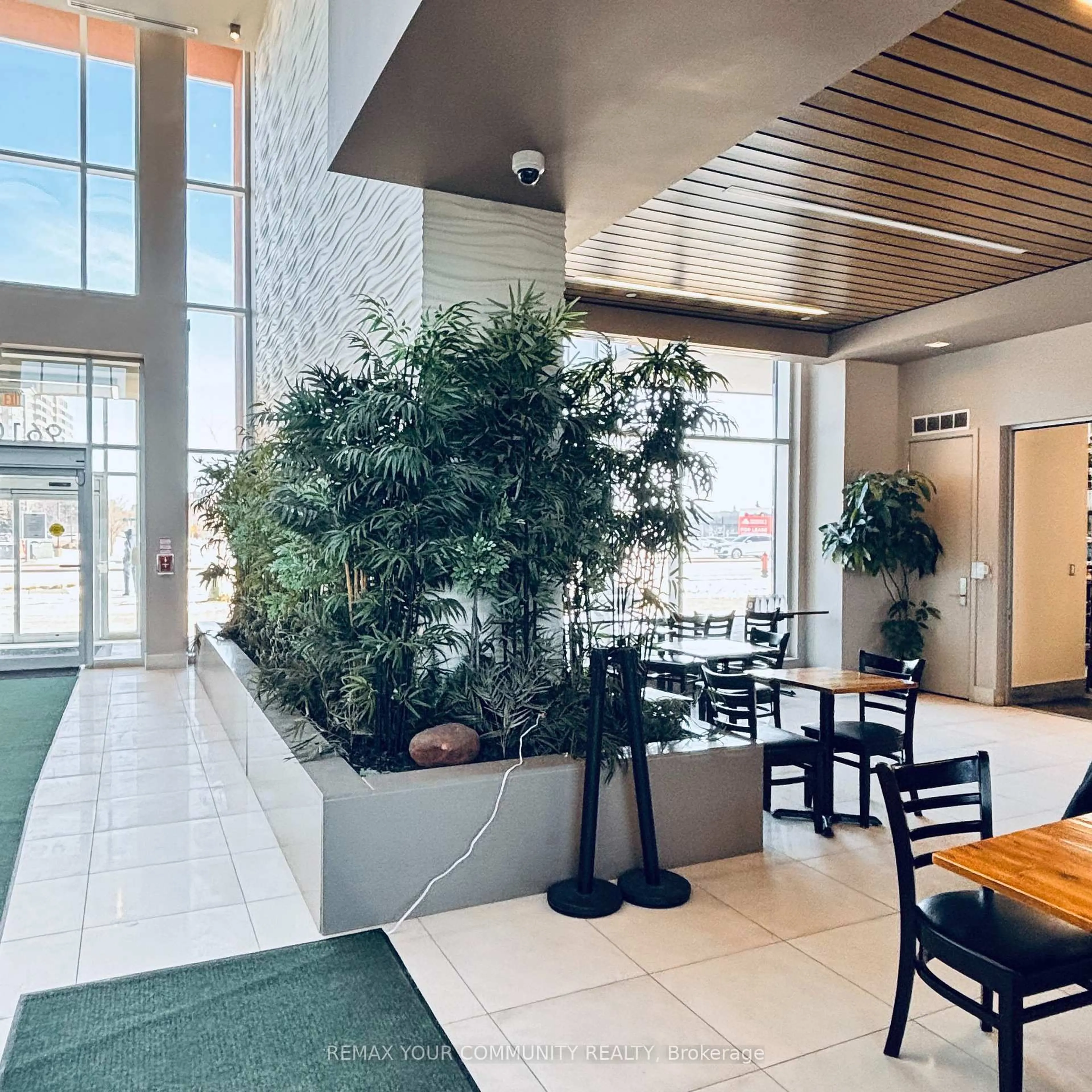Indoor foyer for 9600 YONGE St #318B, Richmond Hill Ontario L4C 0X3