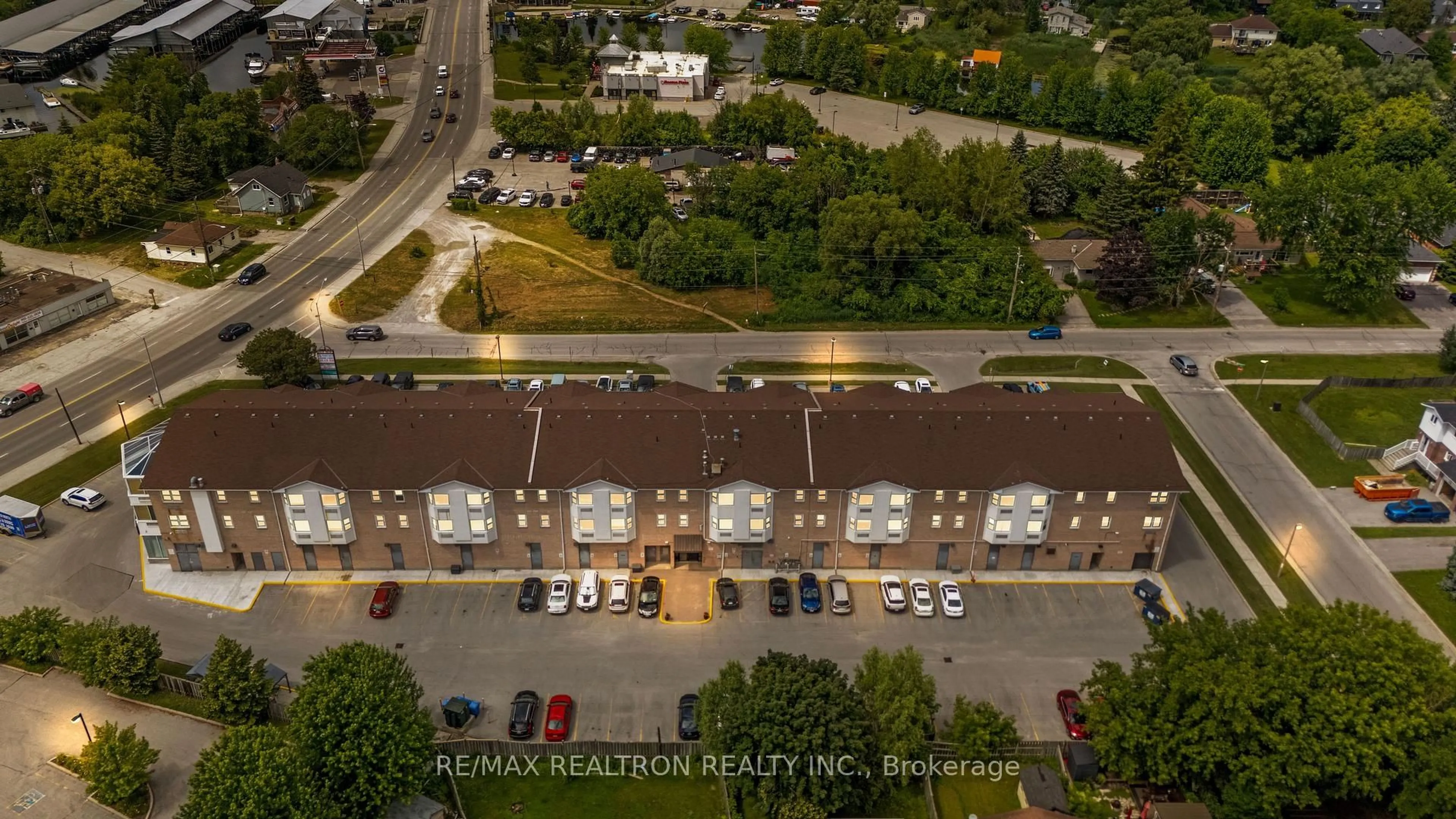 A pic from outside/outdoor area/front of a property/back of a property/a pic from drone, city buildings view from balcony for 155 Riverglen Dr #320, Georgina Ontario L4P 3M3