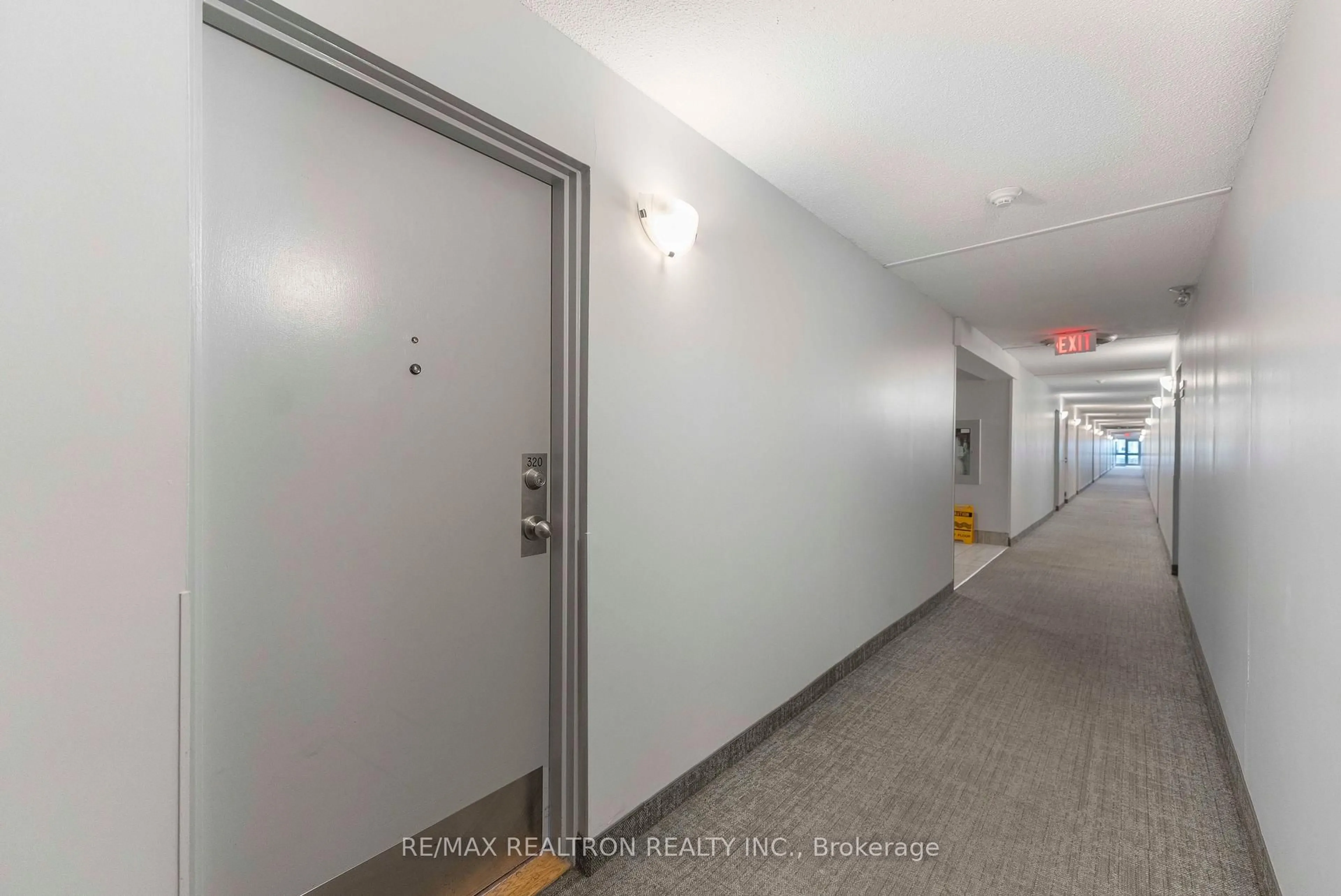 Indoor foyer for 155 Riverglen Dr #320, Georgina Ontario L4P 3M3