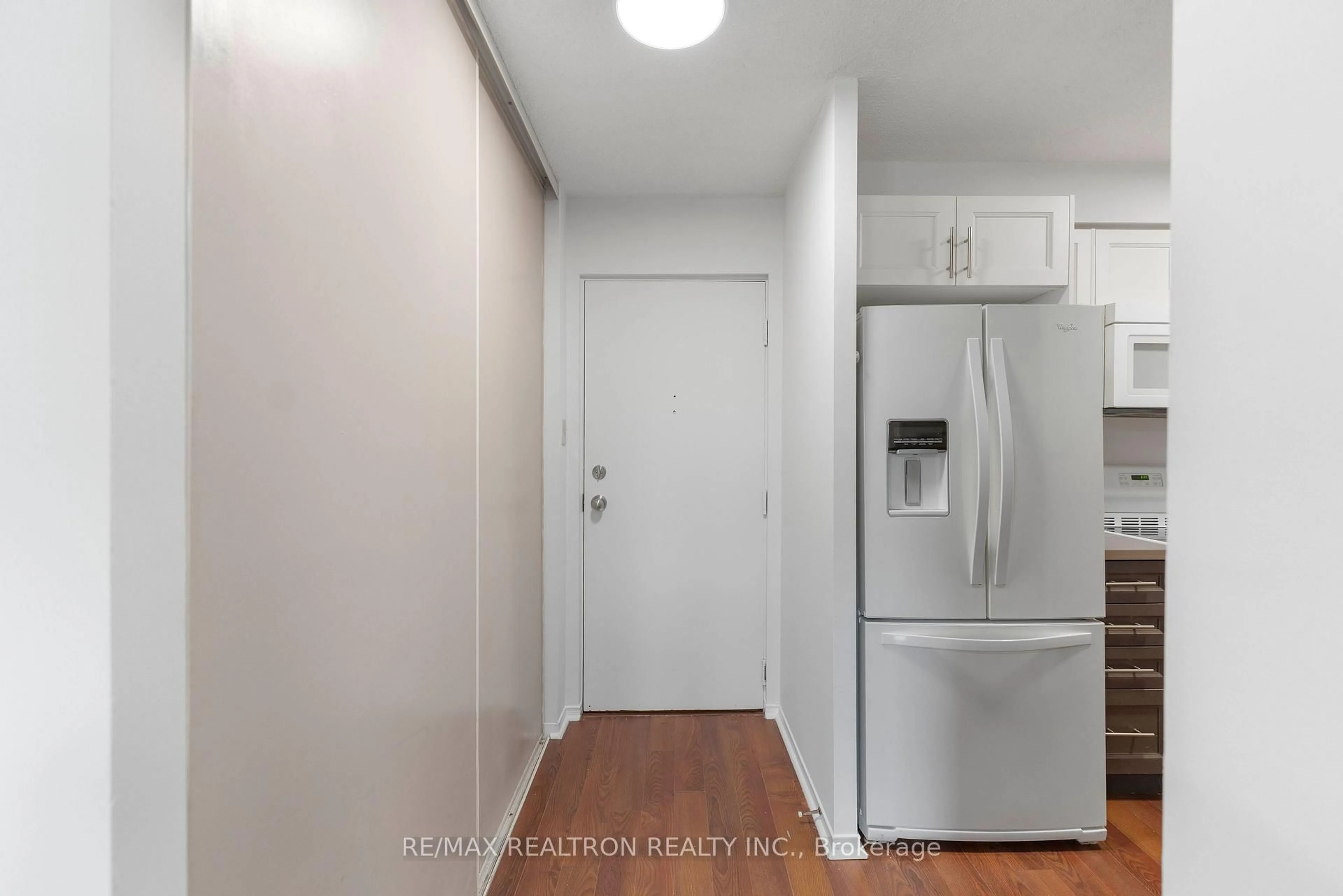 Indoor entryway for 155 Riverglen Dr #320, Georgina Ontario L4P 3M3