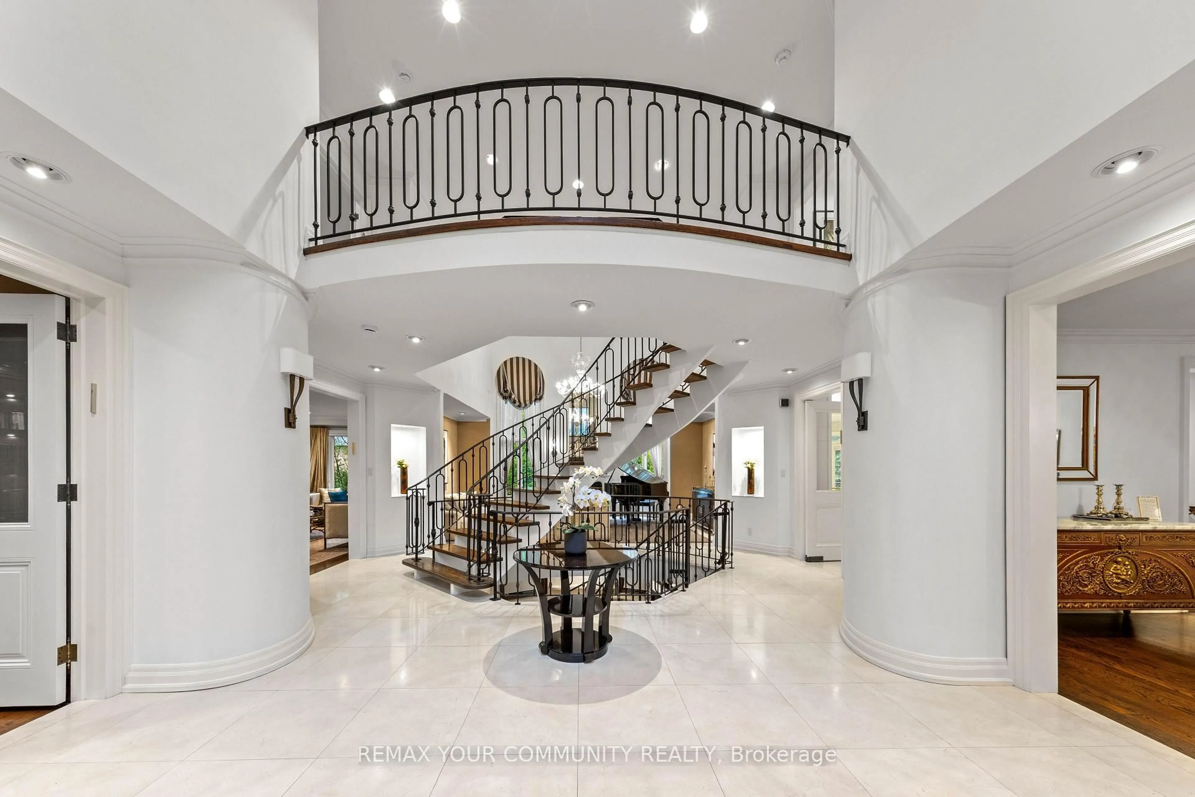 Indoor foyer for 75 Arnold Ave, Vaughan Ontario L4J 1B4