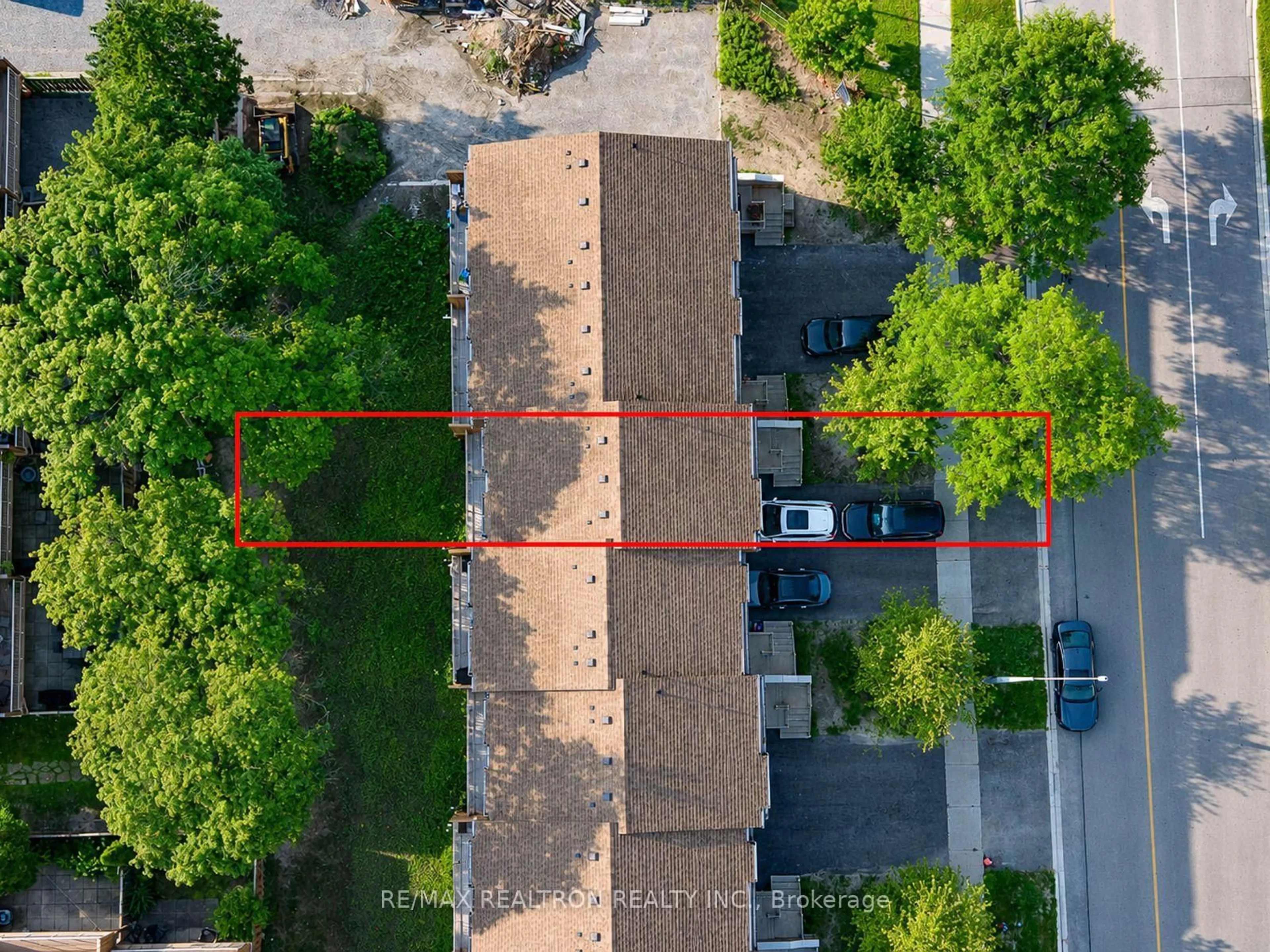 A pic from outside/outdoor area/front of a property/back of a property/a pic from drone, building for 11 Plaisance Rd #3, Richmond Hill Ontario L4C 5H1