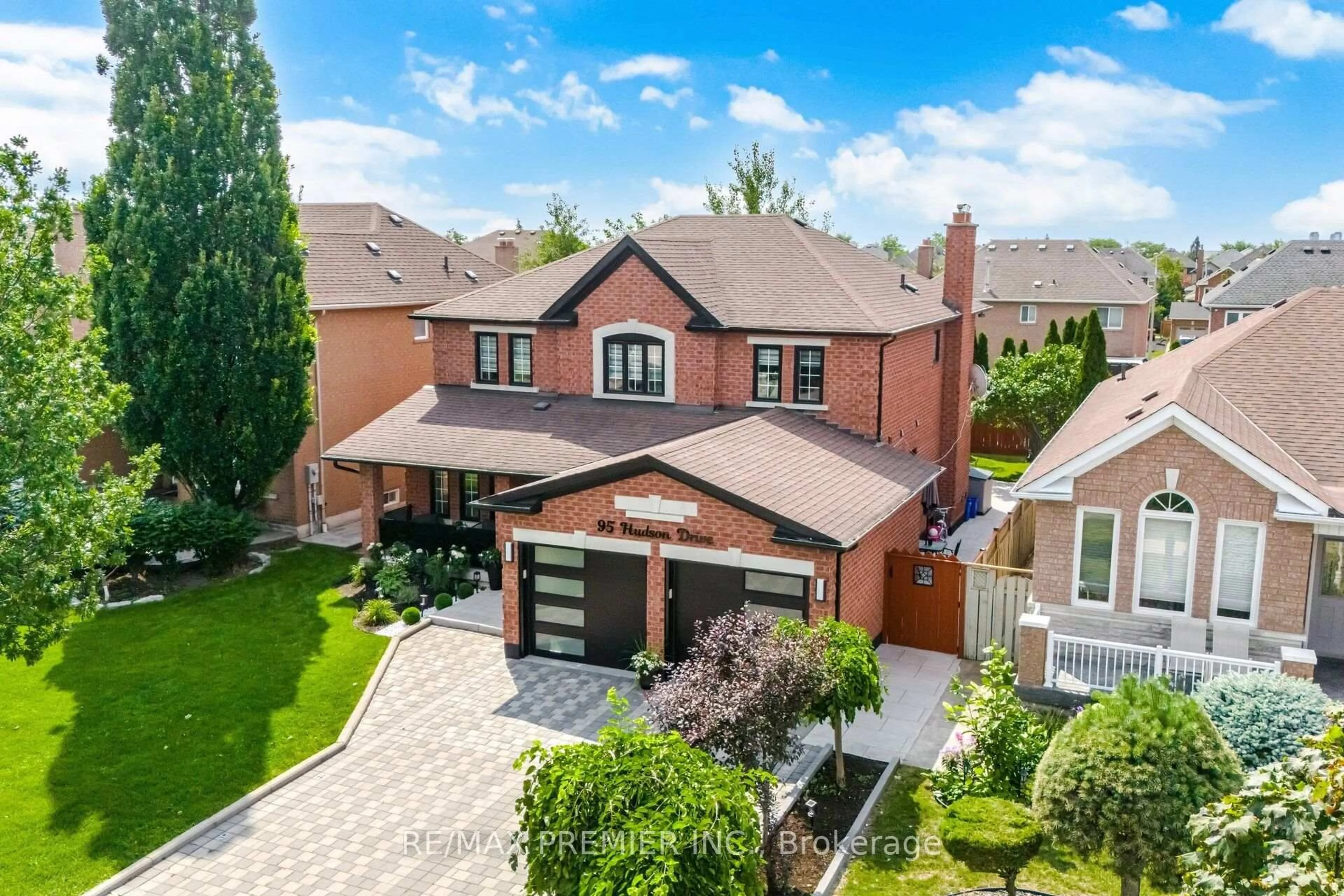 A pic from outside/outdoor area/front of a property/back of a property/a pic from drone, street for 95 Hudson Dr, Vaughan Ontario L6A 1X4