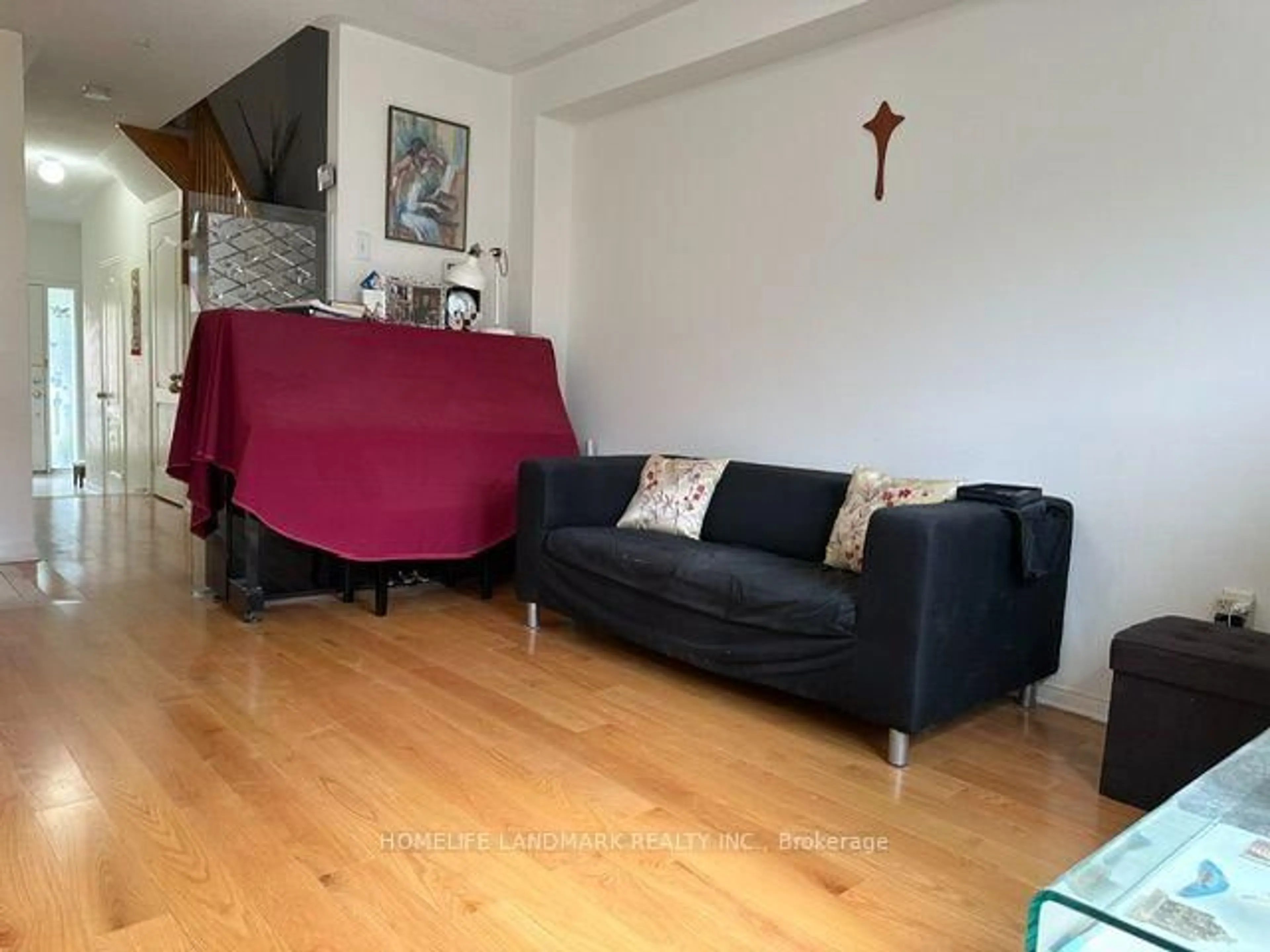 Living room with furniture, unknown for 13 Eastwind Dr, Whitchurch-Stouffville Ontario L4A 0W6