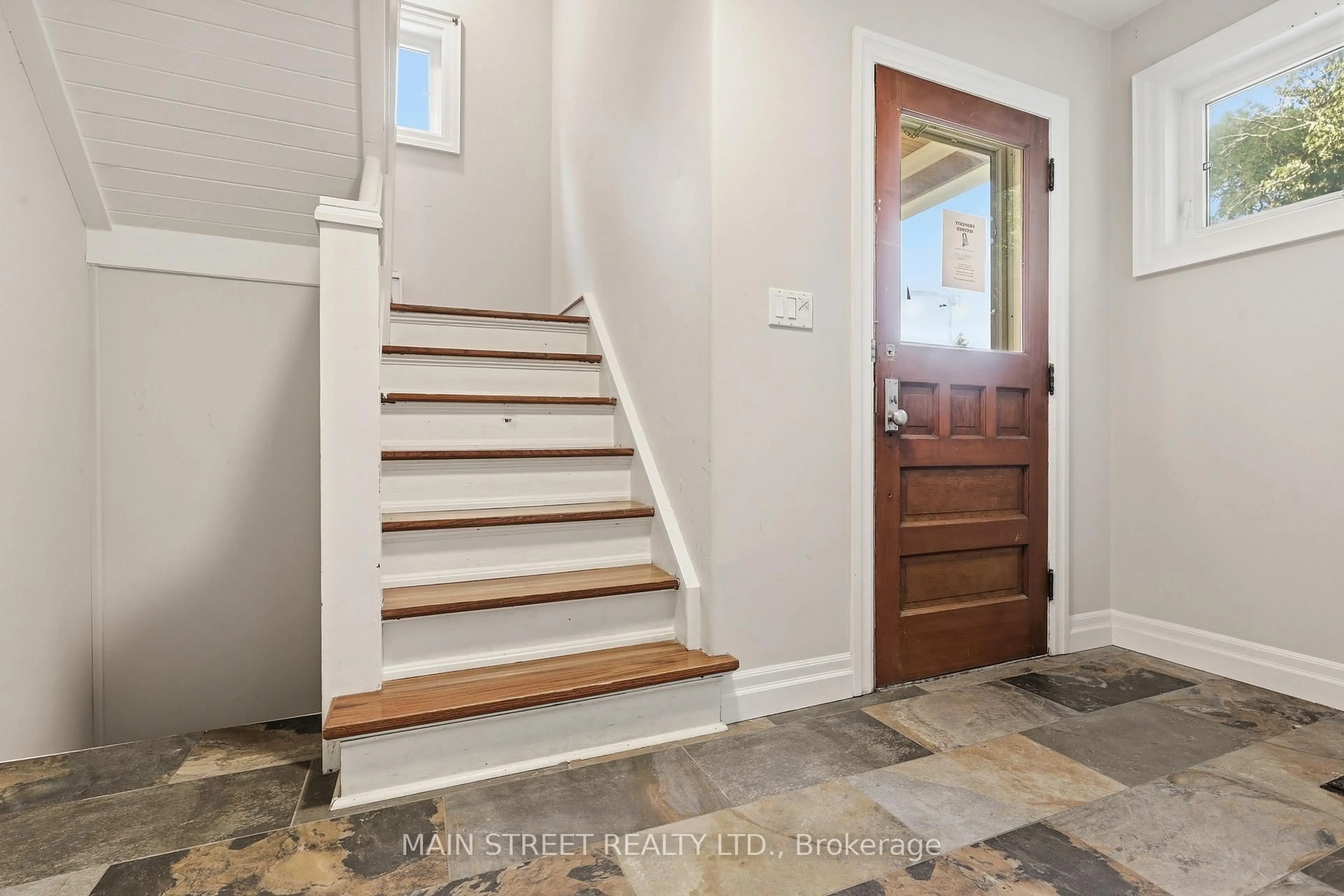Indoor entryway for 12 Vincent St, Newmarket Ontario L3Y 4G2