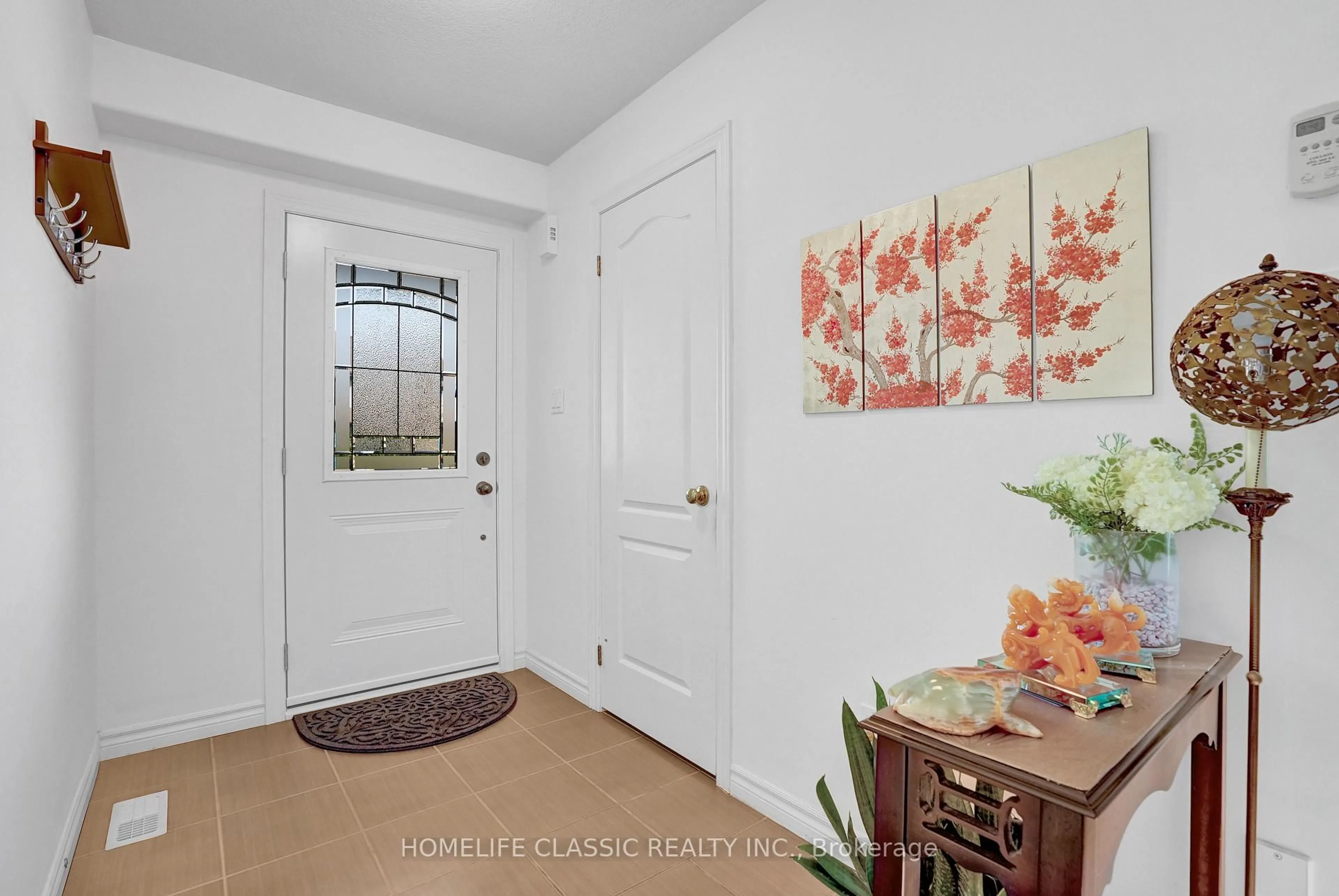 Indoor entryway for 5 IRWIN Cres, New Tecumseth Ontario L9R 0G6