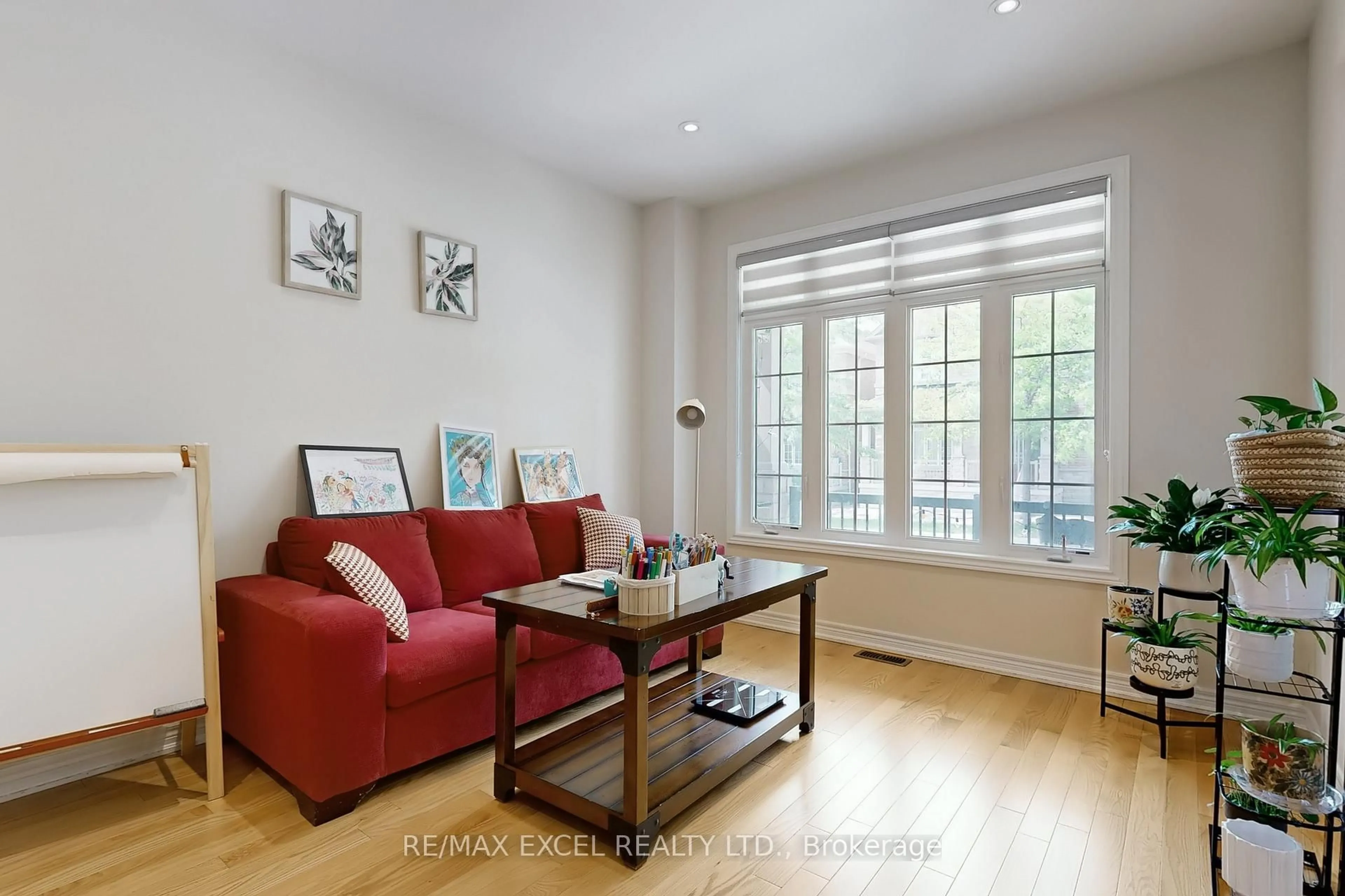 Living room with furniture, wood/laminate floor for 9 Sunnyside Hill Rd, Markham Ontario L6B 0X4