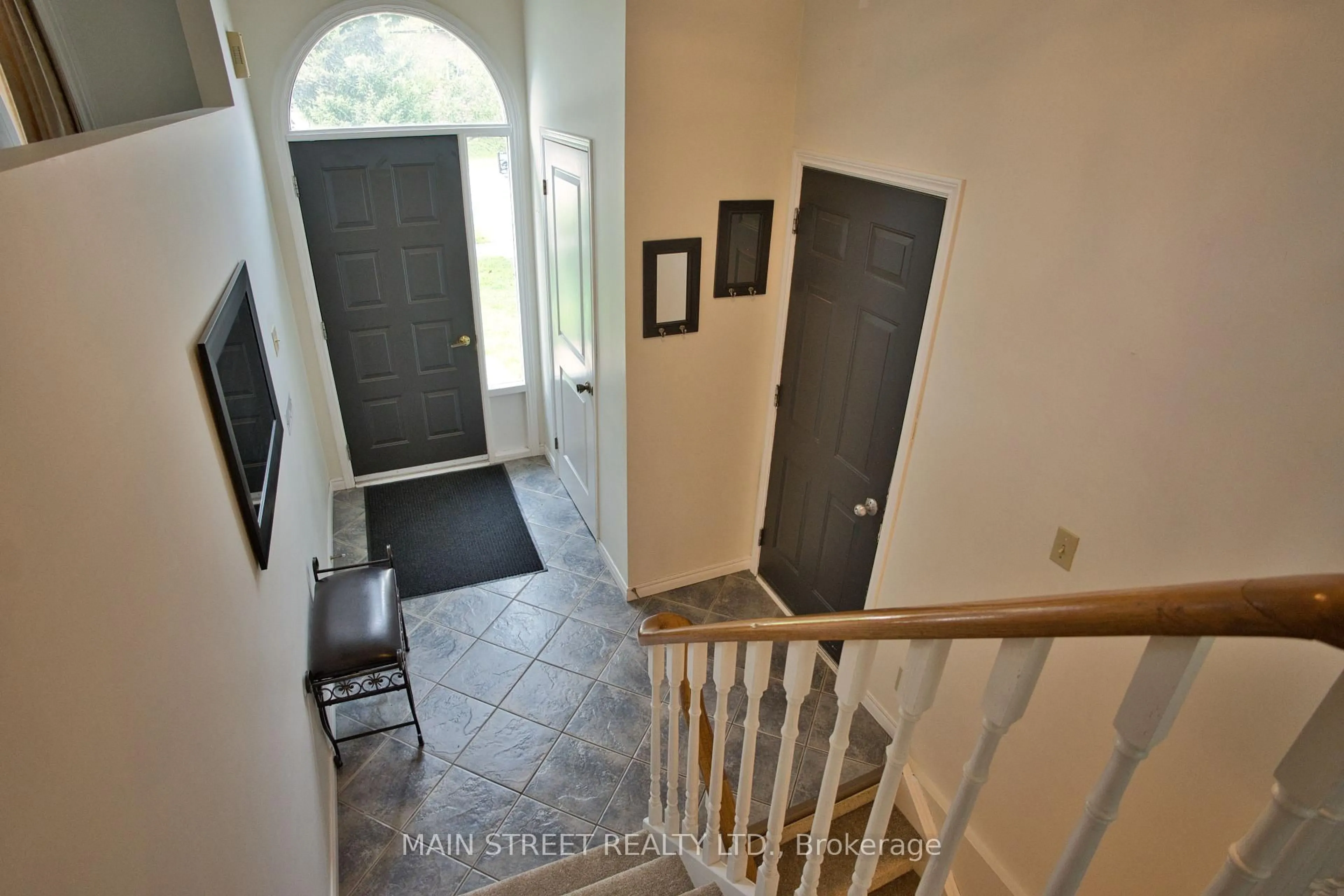 Indoor entryway for 97 Riverglen Dr, Georgina Ontario L4P 2R3