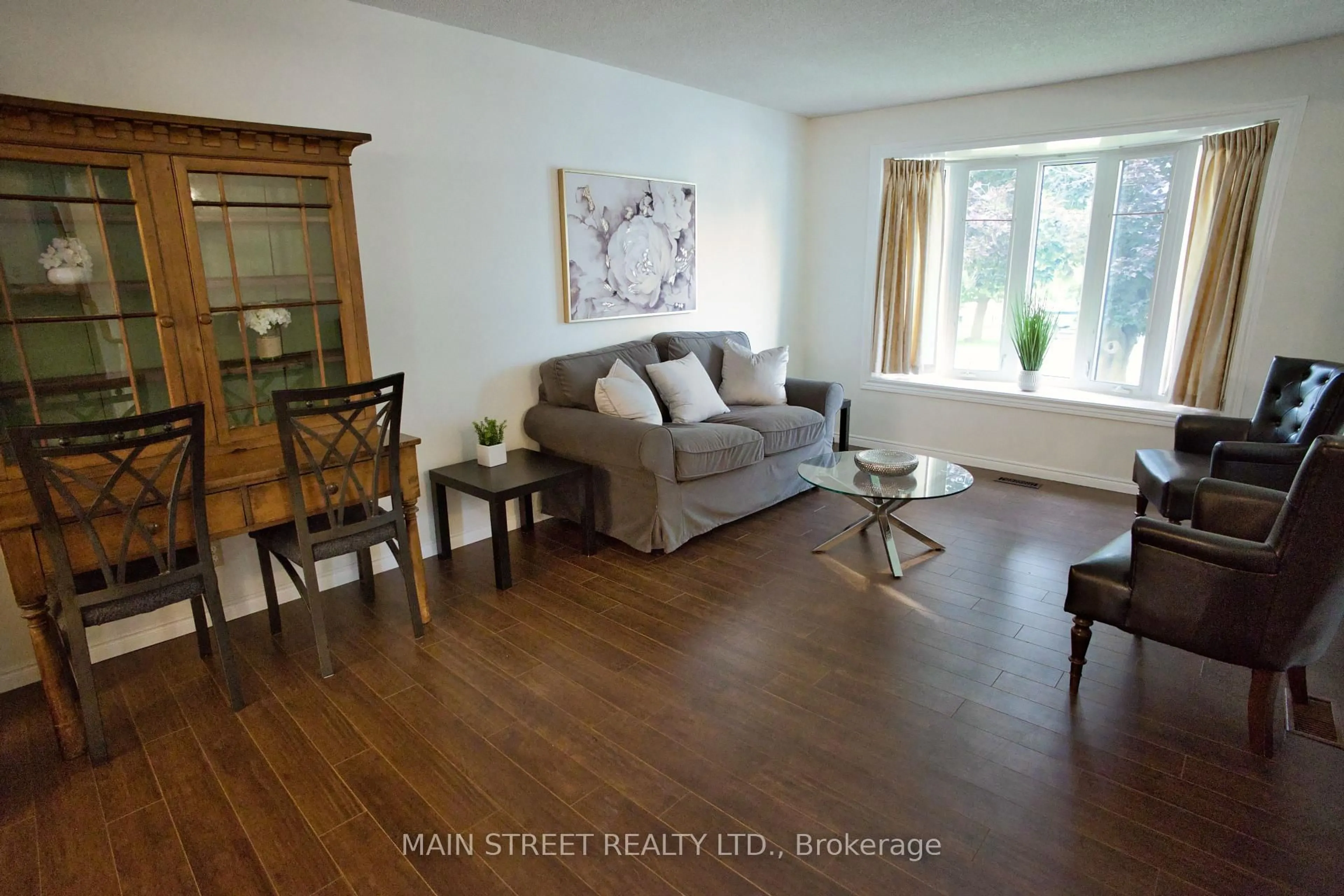 Living room with furniture, wood/laminate floor for 97 Riverglen Dr, Georgina Ontario L4P 2R3