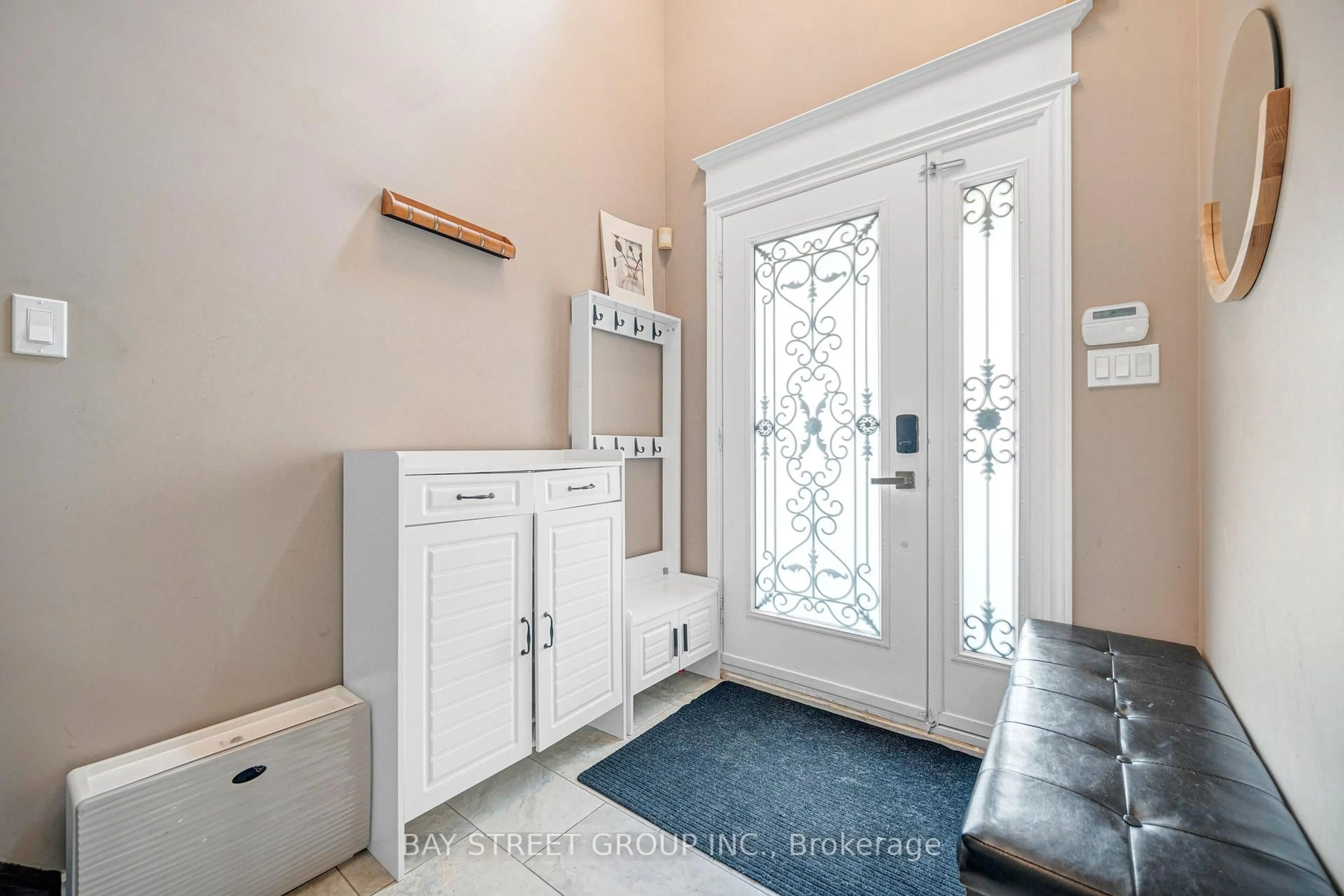Indoor entryway for 14 Rocksprings Ave, Richmond Hill Ontario L4S 1R1