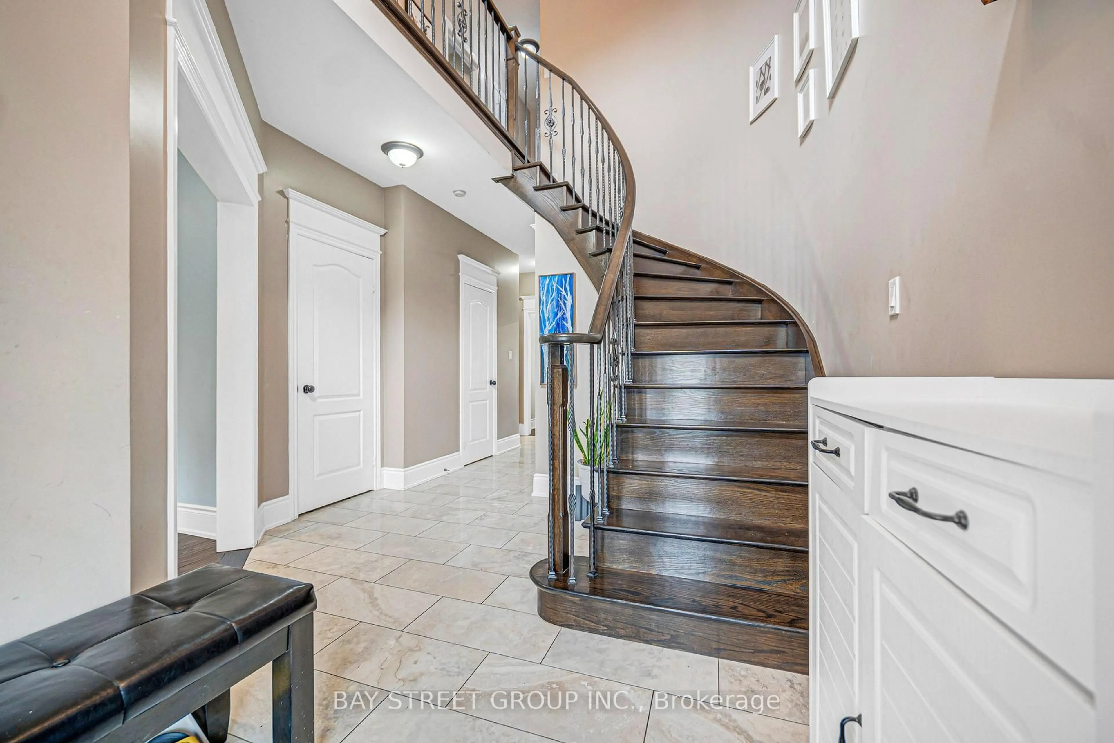 Indoor entryway for 14 Rocksprings Ave, Richmond Hill Ontario L4S 1R1