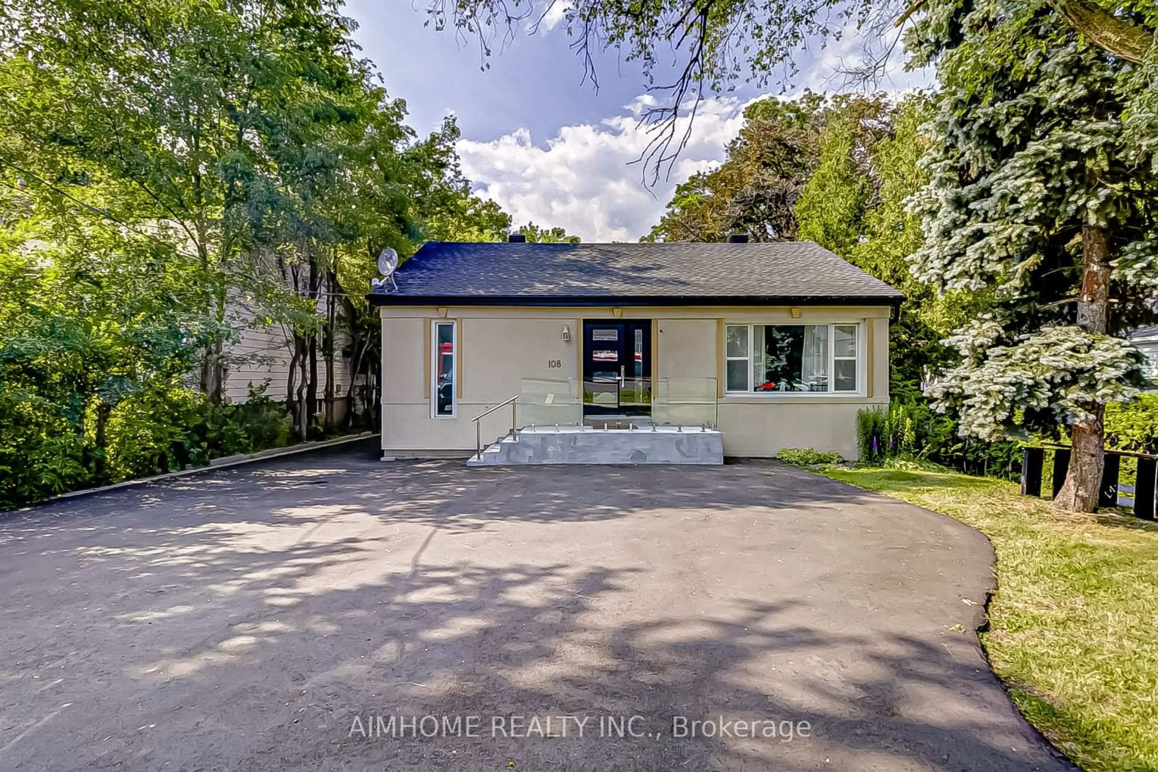 A pic from outside/outdoor area/front of a property/back of a property/a pic from drone, street for 108 Steeles Ave, Markham Ontario L3T 1A4