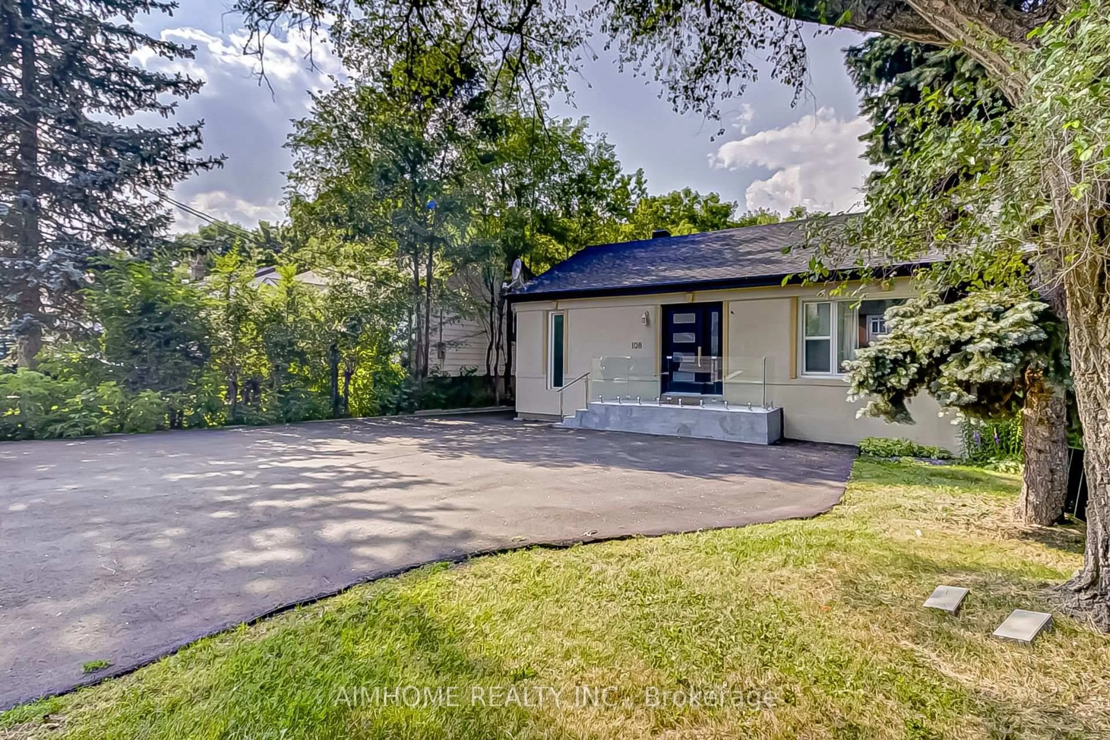 A pic from outside/outdoor area/front of a property/back of a property/a pic from drone, street for 108 Steeles Ave, Markham Ontario L3T 1A4
