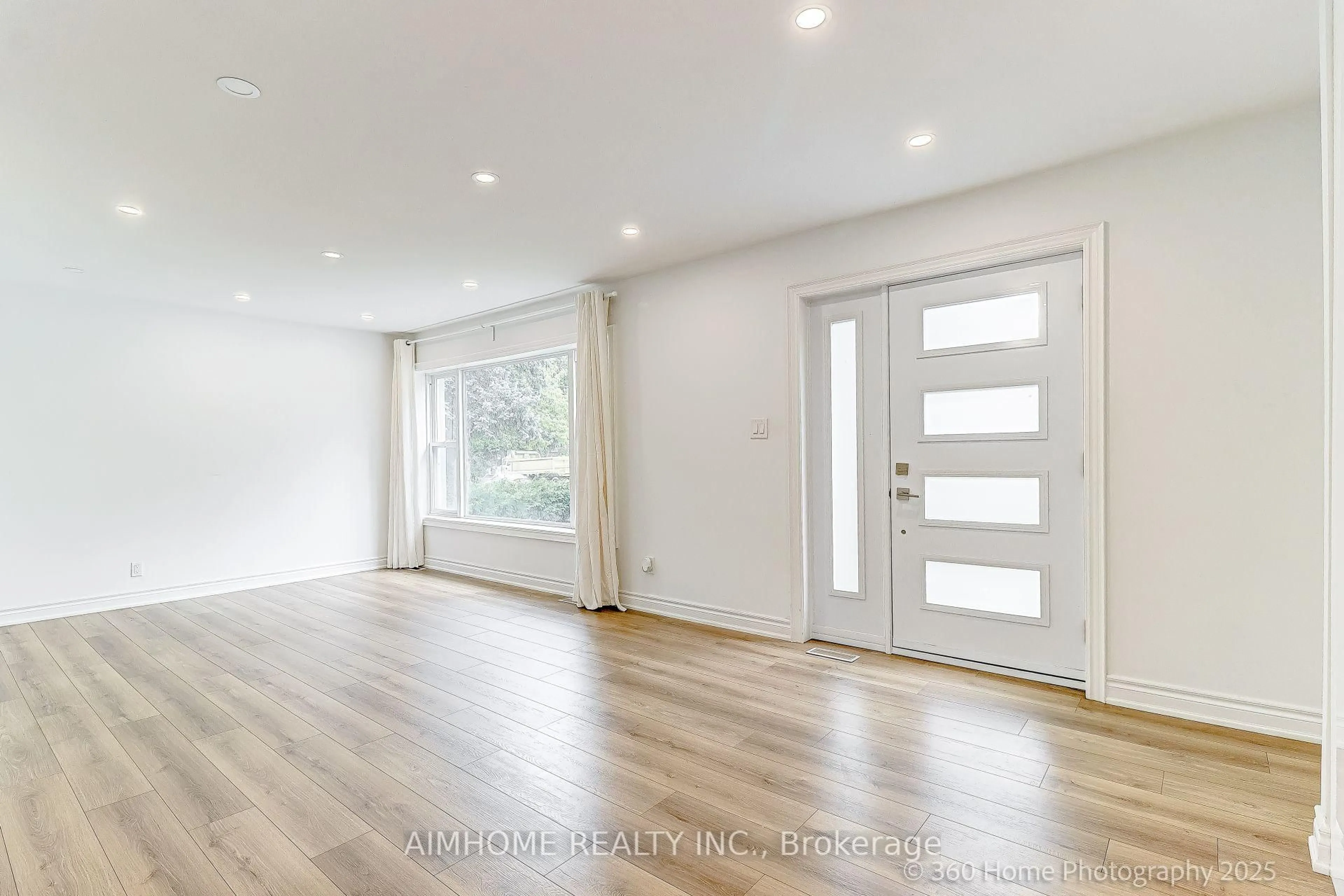 Indoor entryway for 108 Steeles Ave, Markham Ontario L3T 1A4