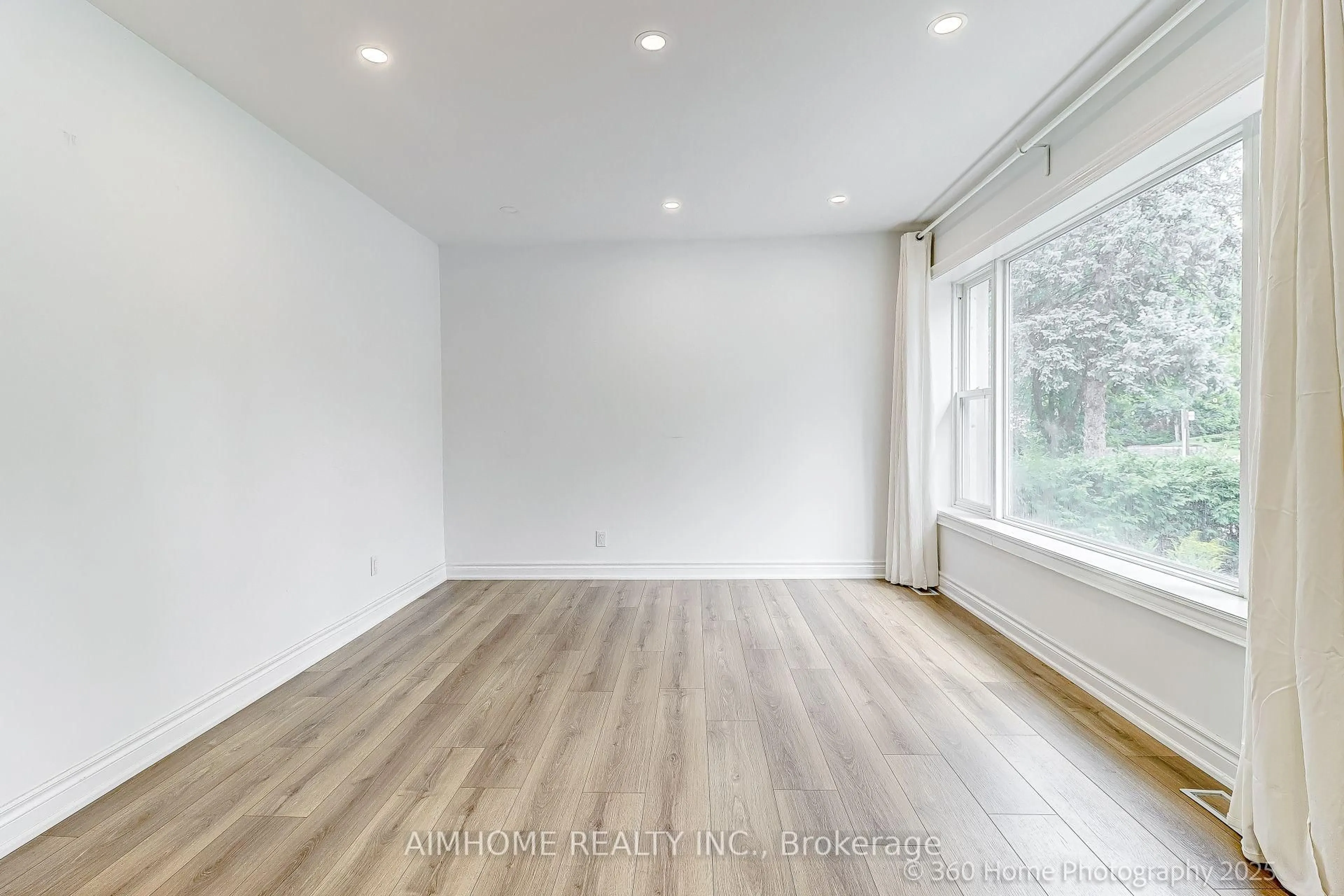 A pic of a room for 108 Steeles Ave, Markham Ontario L3T 1A4