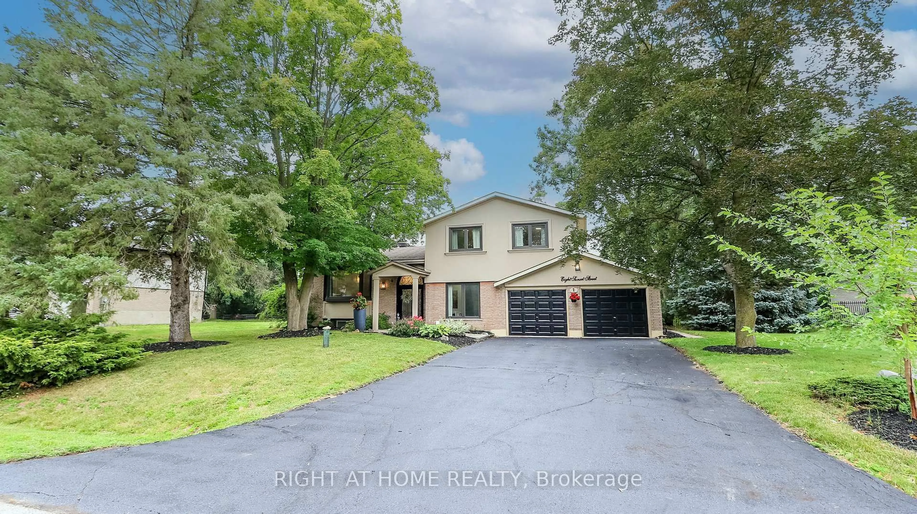 A pic from outside/outdoor area/front of a property/back of a property/a pic from drone, water/lake/river/ocean view for 8 Sunset St, East Gwillimbury Ontario L9N 1H4
