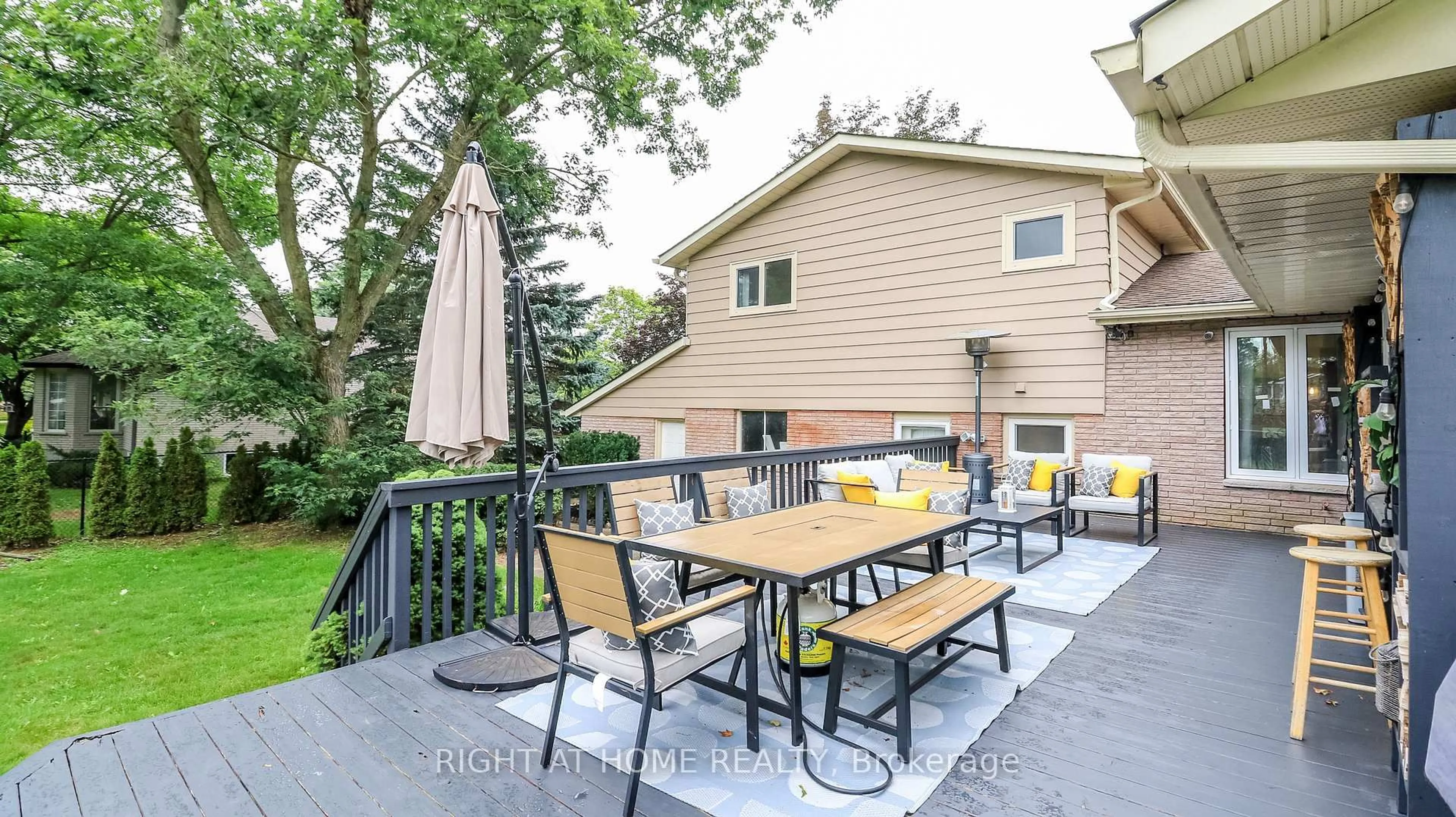 Patio, street for 8 Sunset St, East Gwillimbury Ontario L9N 1H4
