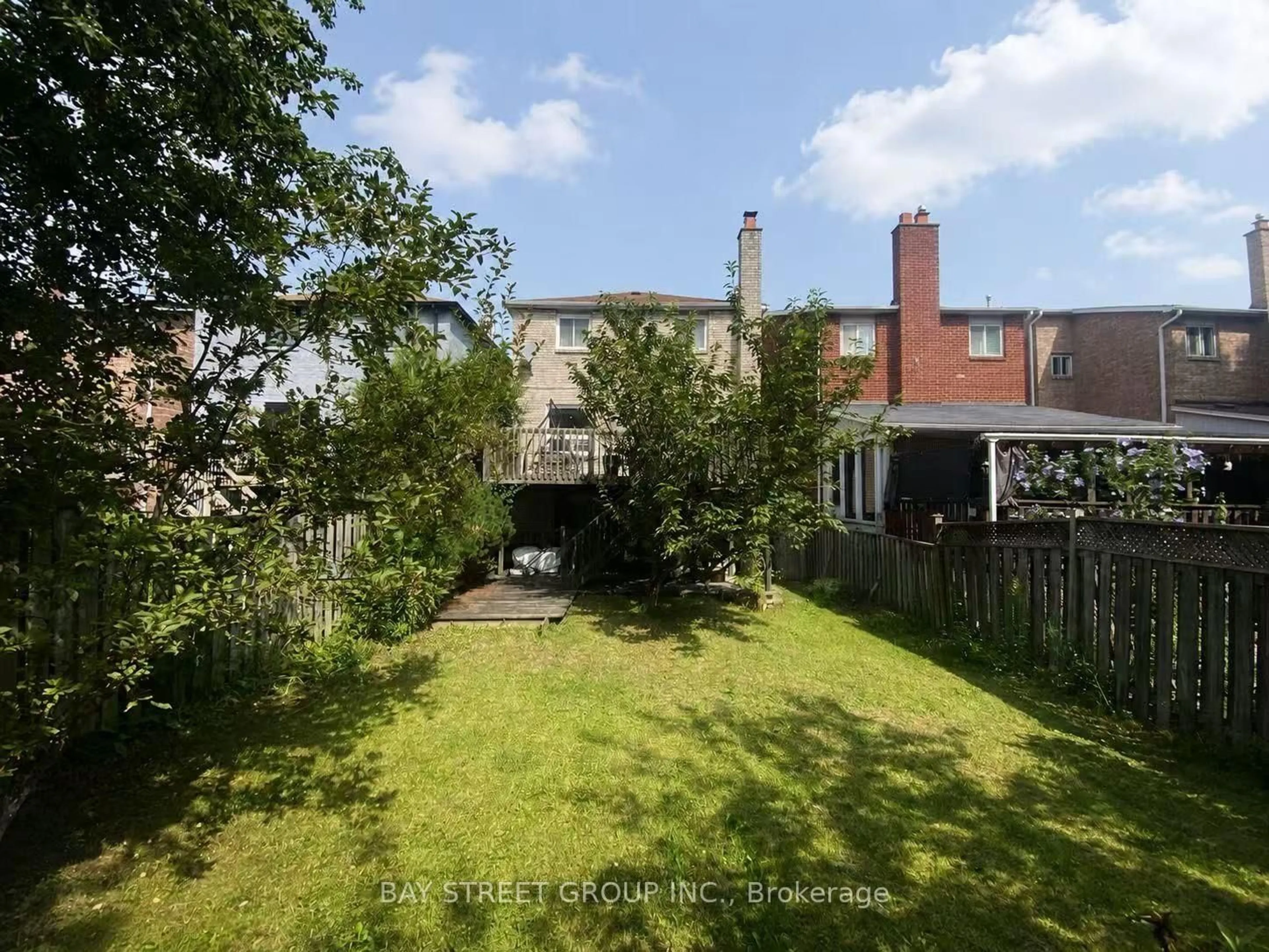 A pic from outside/outdoor area/front of a property/back of a property/a pic from drone, street for 304 Charlton Ave, Vaughan Ontario L4J 6H4