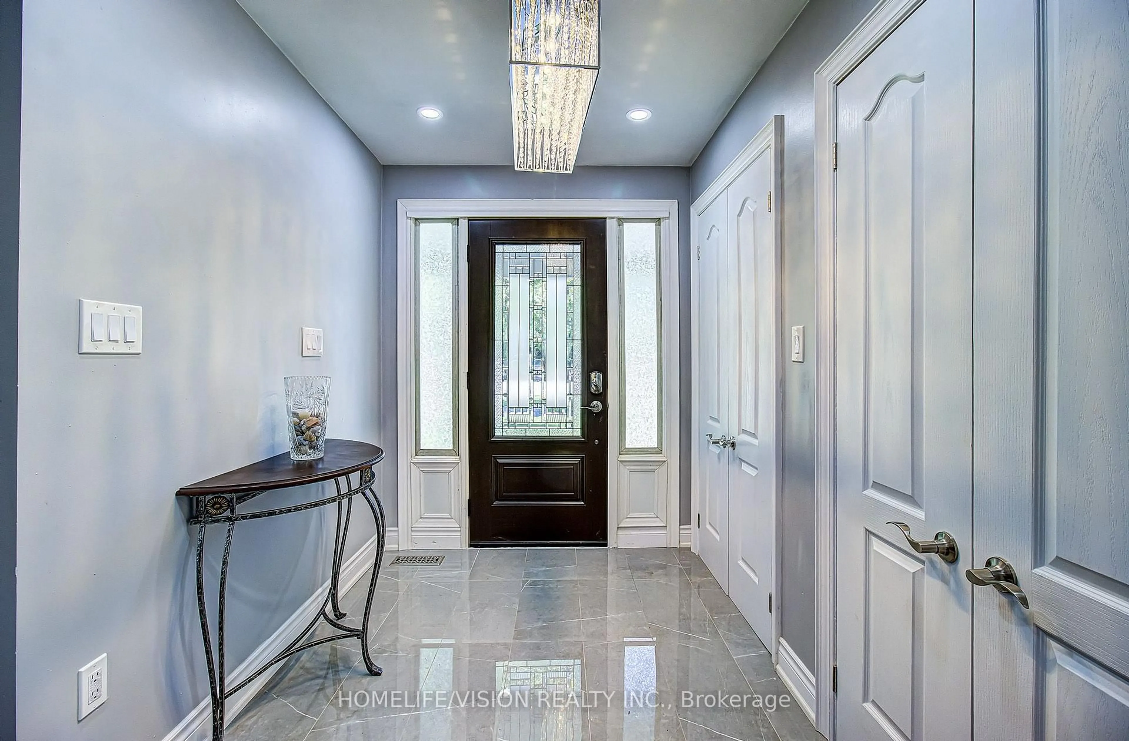 Indoor entryway for 245 Regional Road 8 Rd, Uxbridge Ontario L9P 1R1
