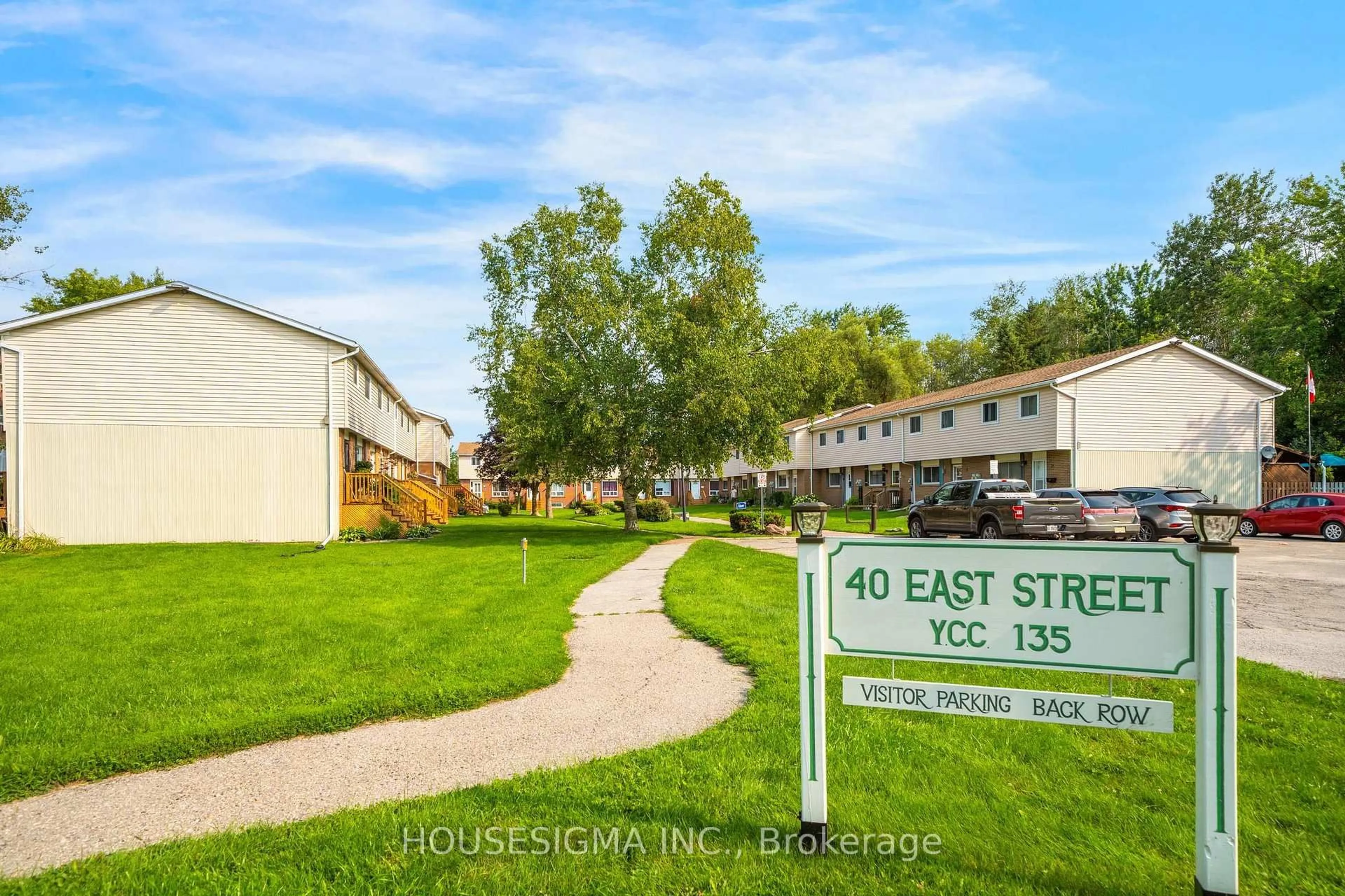 Patio, street for 40 East St #19, Georgina Ontario L0E 1R0