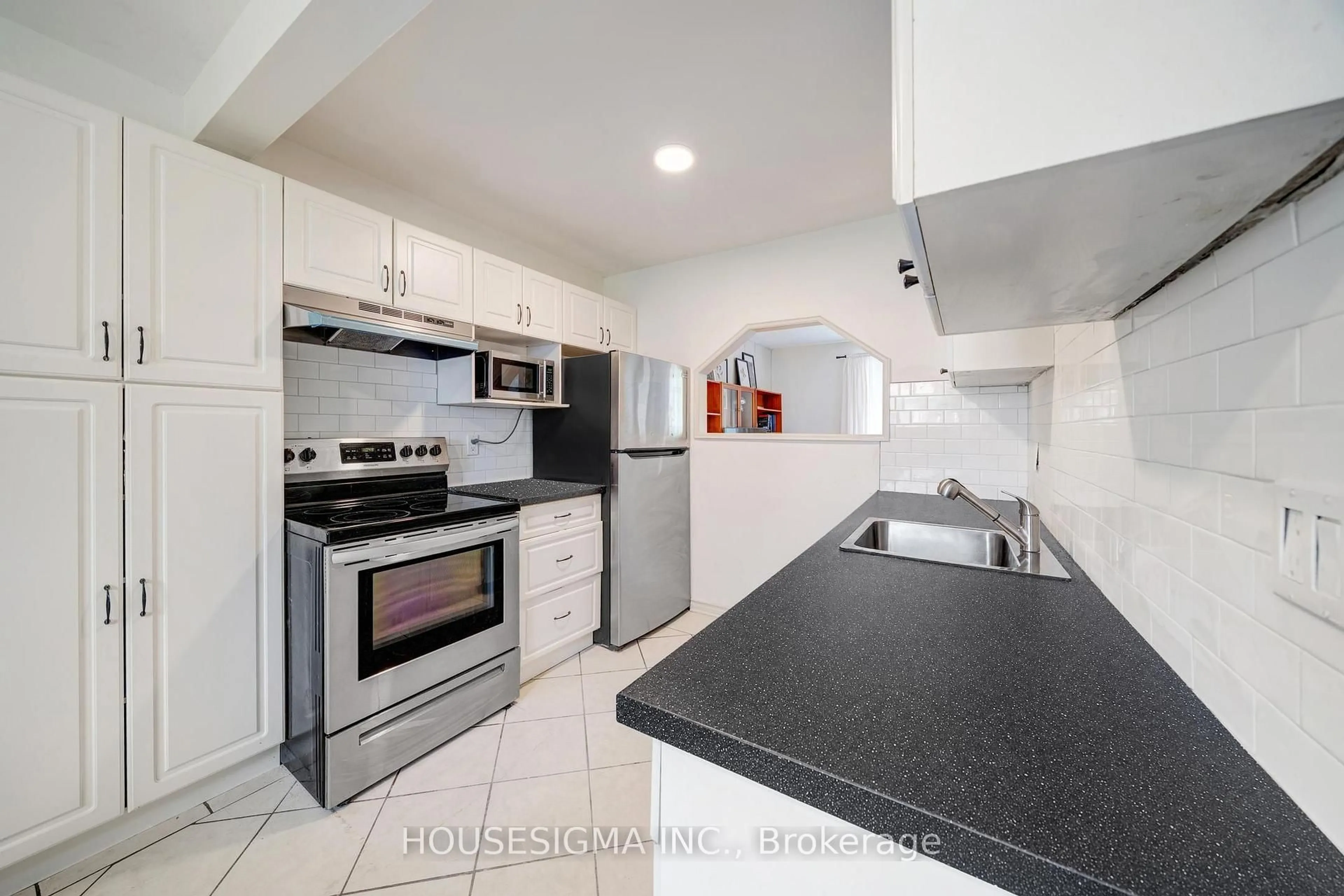 Standard kitchen, ceramic/tile floor for 40 East St #19, Georgina Ontario L0E 1R0