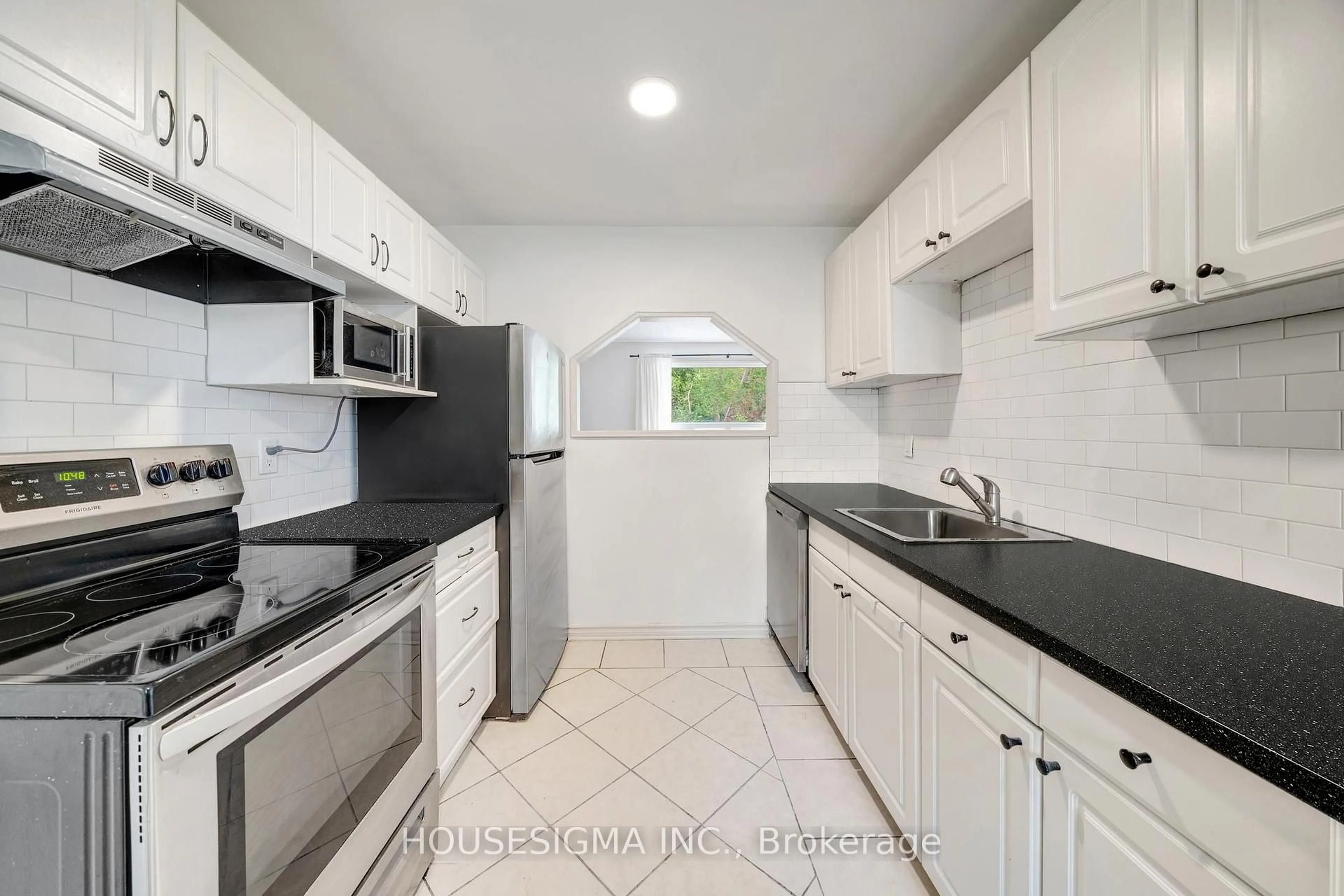 Standard kitchen, ceramic/tile floor for 40 East St #19, Georgina Ontario L0E 1R0