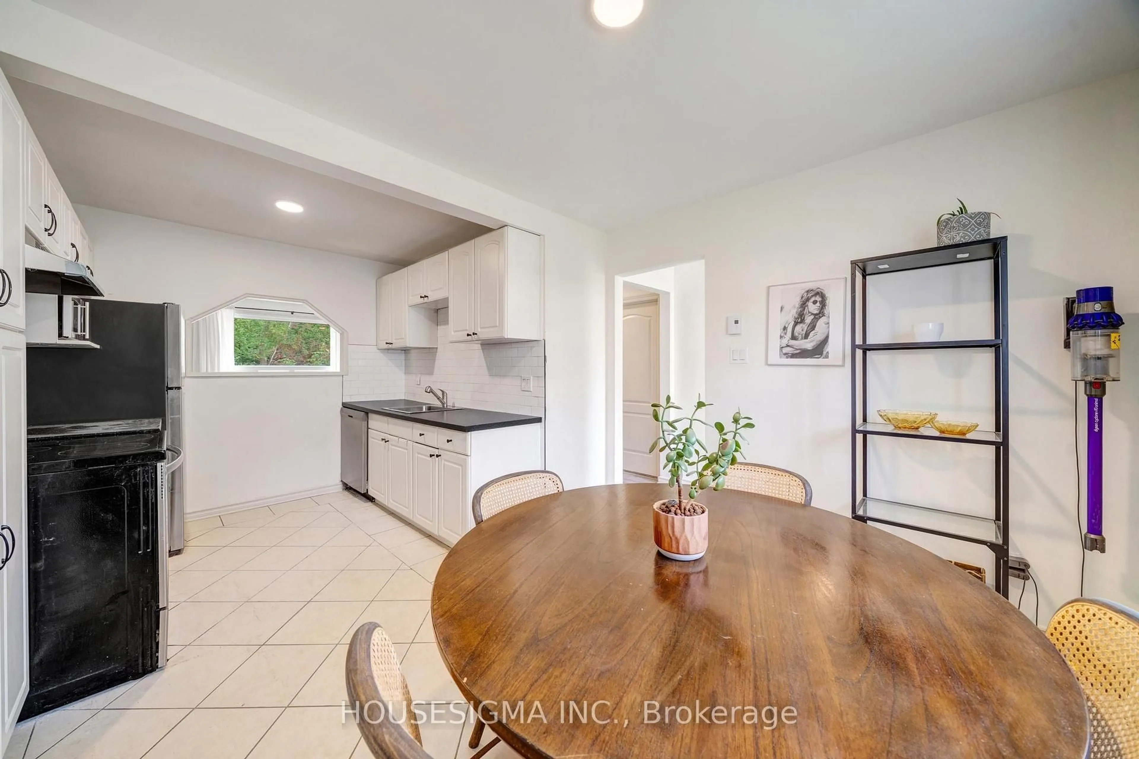 Open concept kitchen, ceramic/tile floor for 40 East St #19, Georgina Ontario L0E 1R0