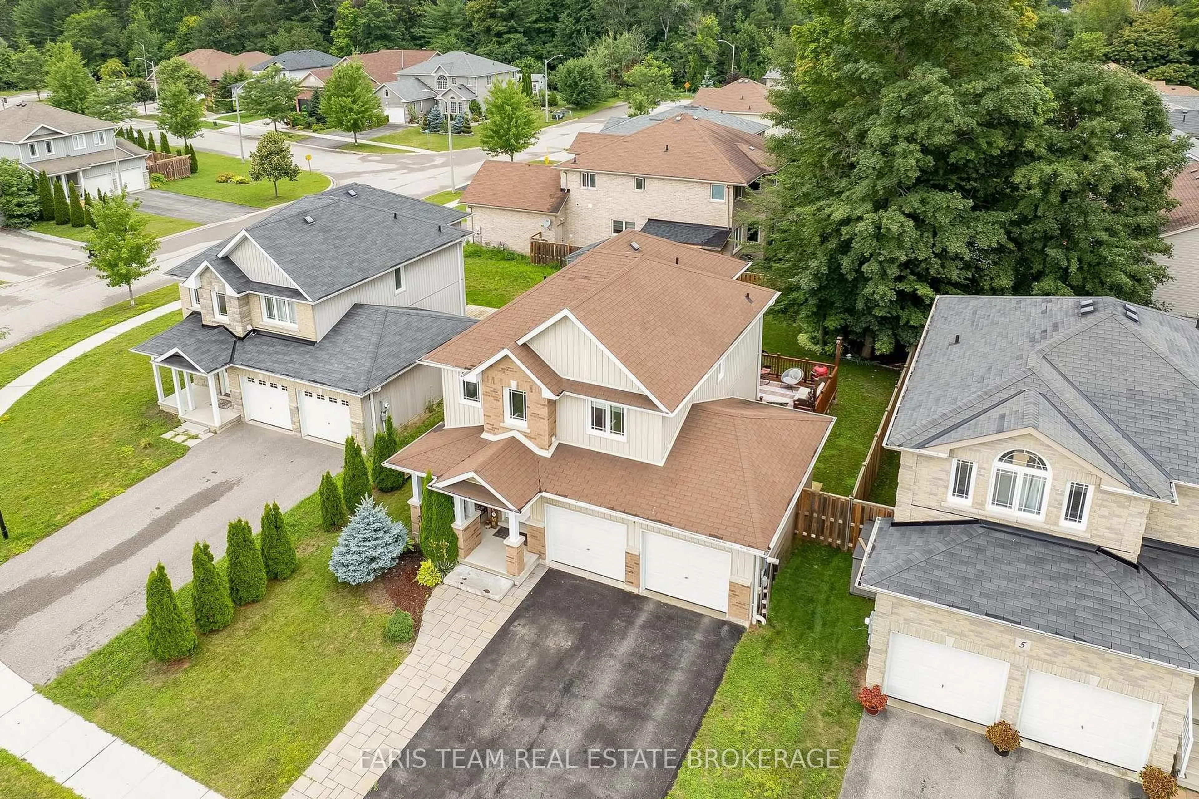 A pic from outside/outdoor area/front of a property/back of a property/a pic from drone, street for 7 Mancini Dr, Essa Ontario L0M 1B1