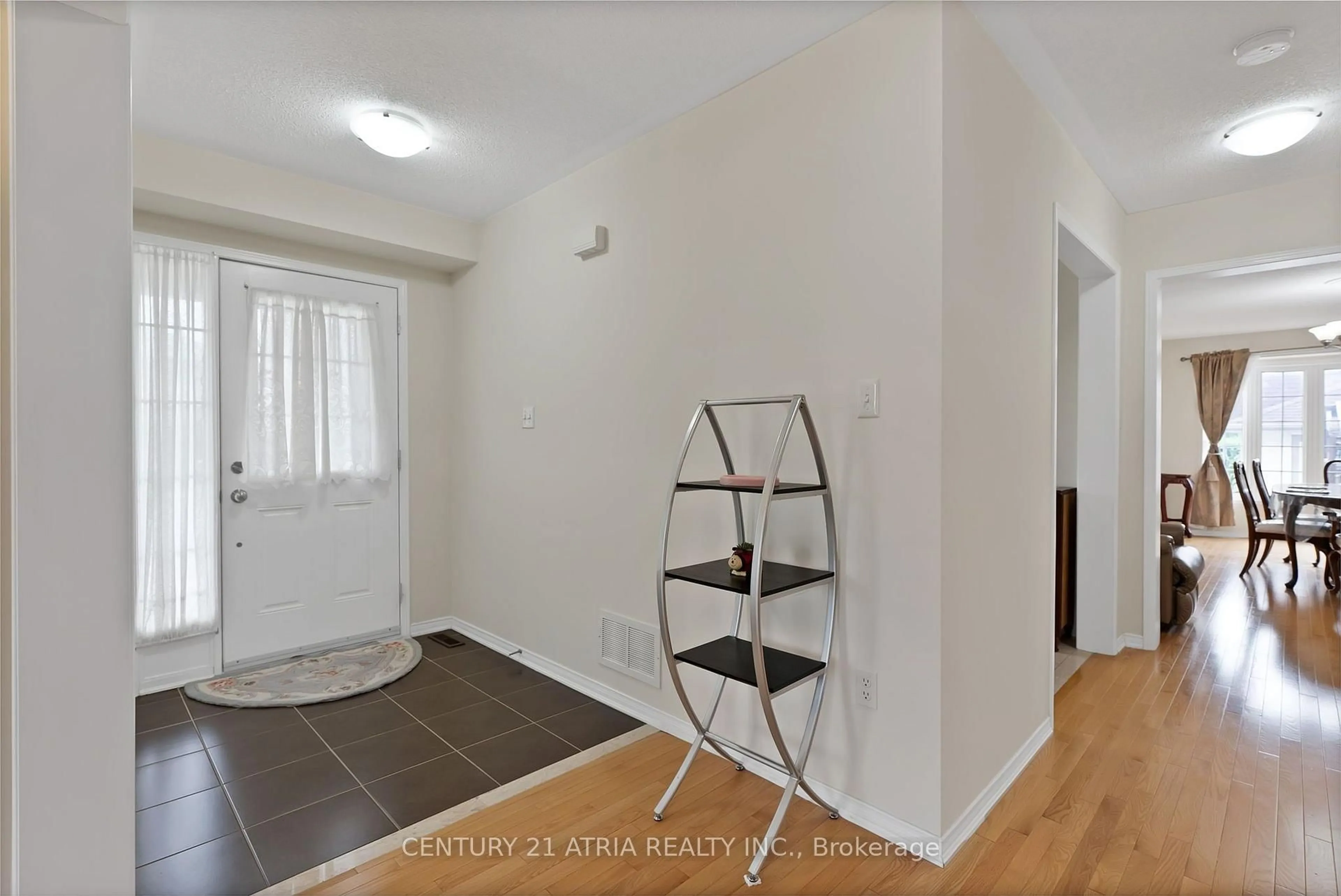 Indoor entryway for 100 Gas Lamp Lane, Markham Ontario L6B 0H7