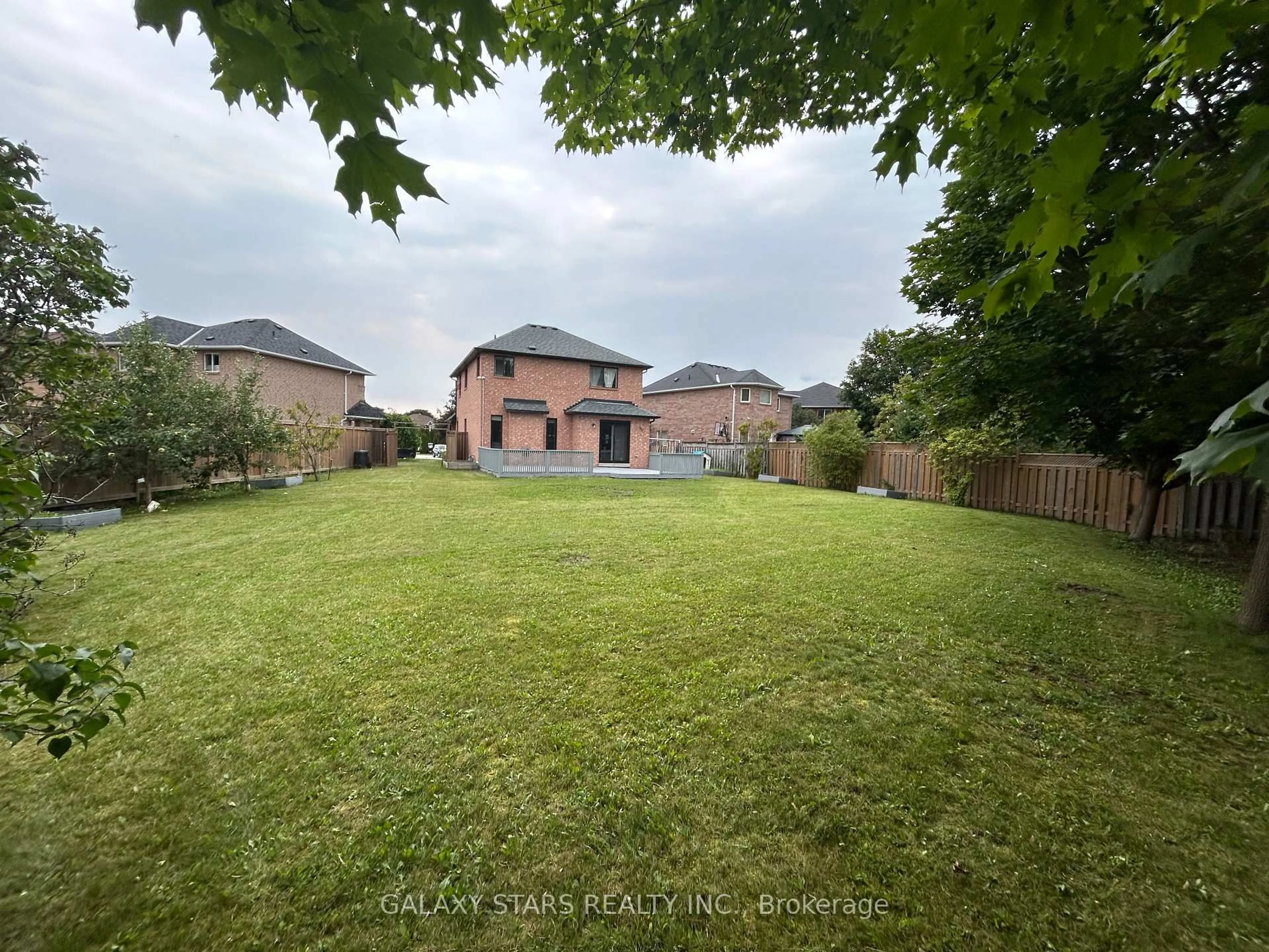 A pic from outside/outdoor area/front of a property/back of a property/a pic from drone, unknown for 124 Amberview Dr, Georgina Ontario L4P 3Y4