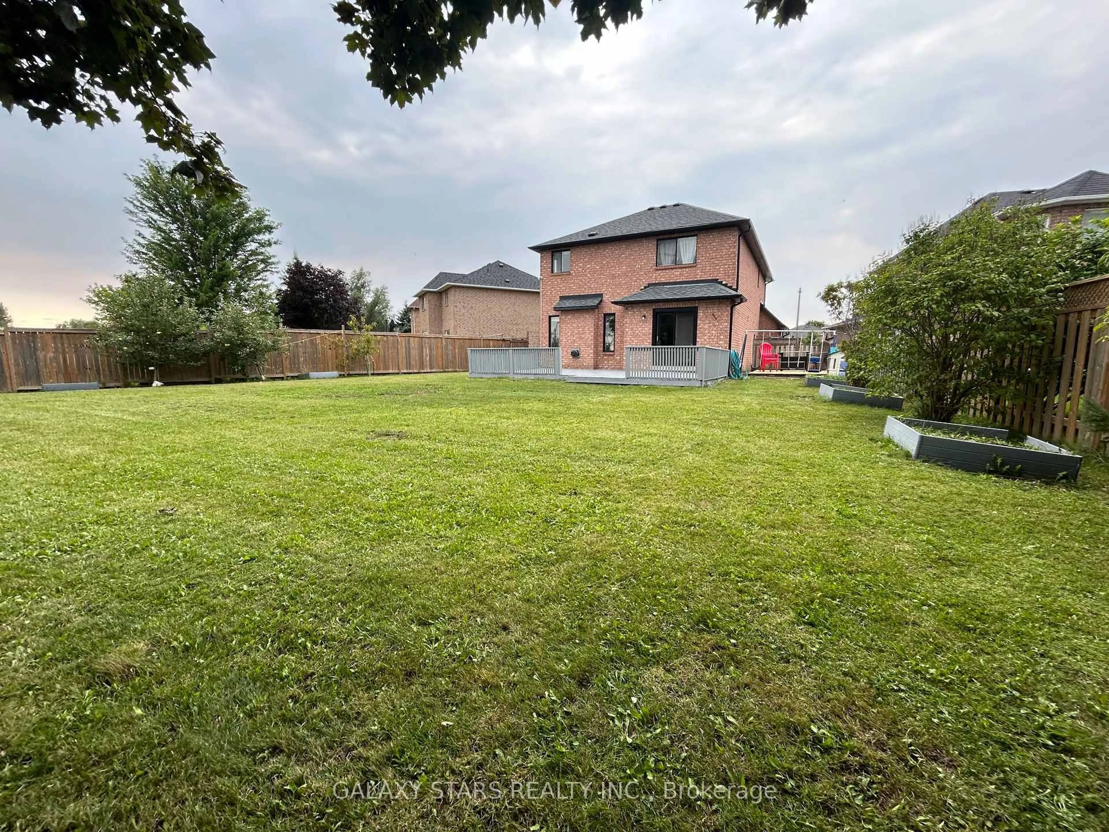 A pic from outside/outdoor area/front of a property/back of a property/a pic from drone, unknown for 124 Amberview Dr, Georgina Ontario L4P 3Y4