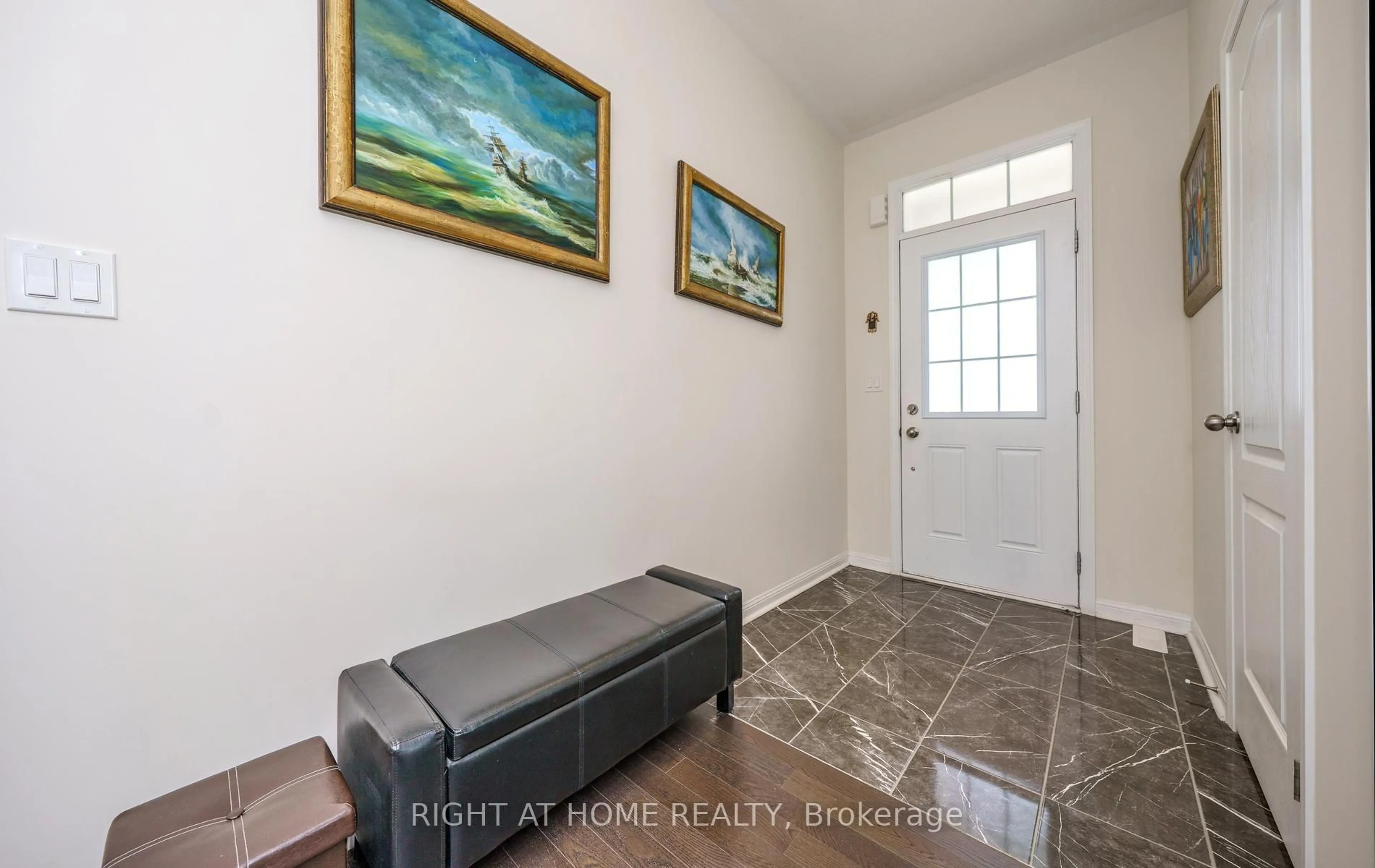 Indoor entryway for 2 Cliff Thompson Crt, Georgina Ontario L0E 1R0