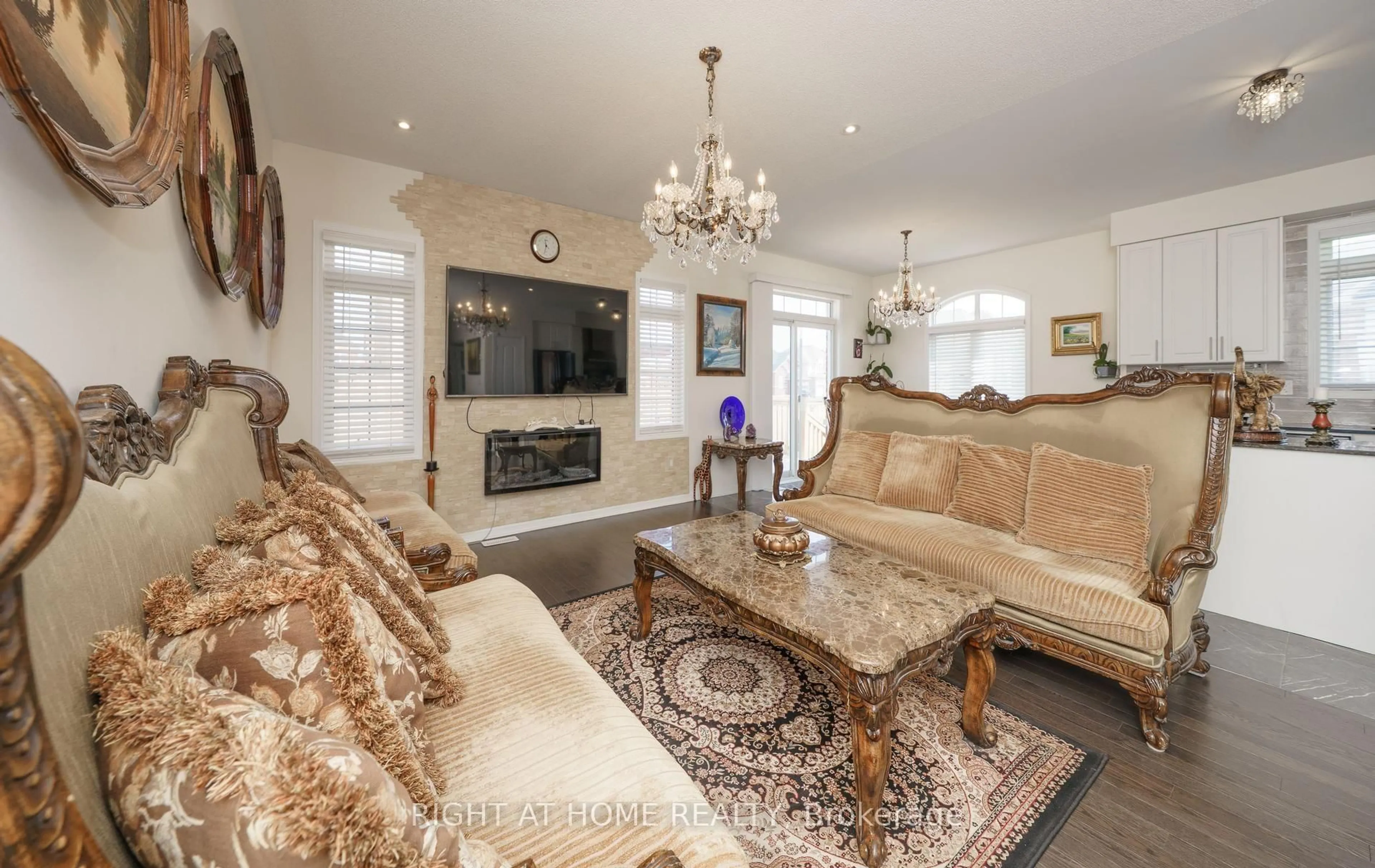 Living room with furniture, unknown for 2 Cliff Thompson Crt, Georgina Ontario L0E 1R0