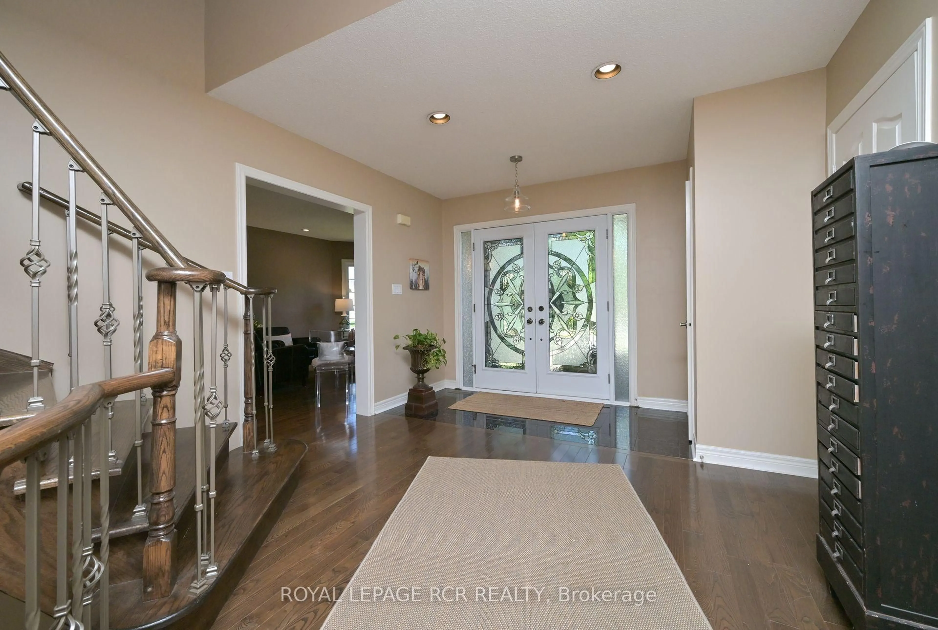 Indoor entryway for 908 Schaeffer Otlk, Newmarket Ontario L3X 1V9