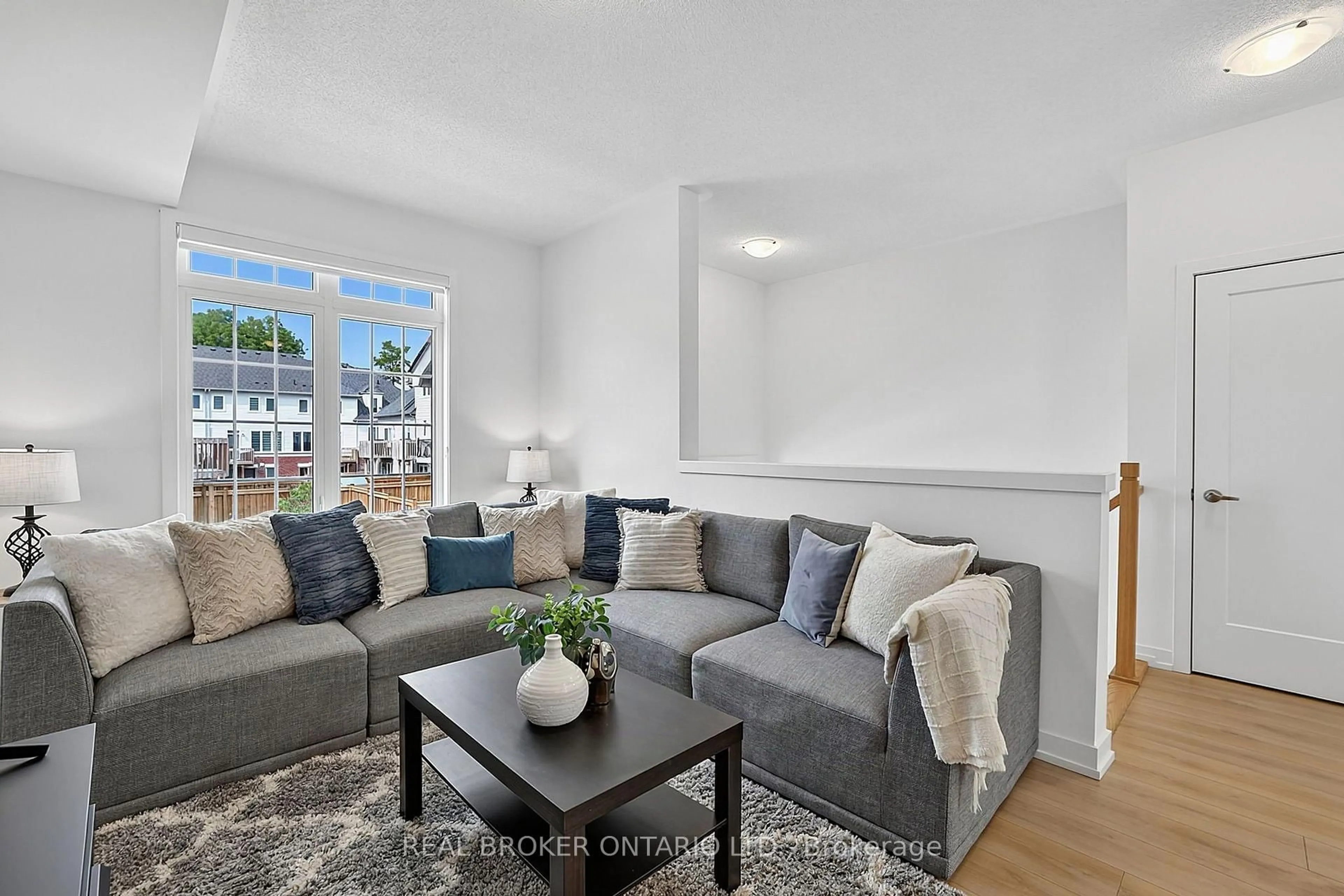 Living room with furniture, unknown for 104 Lyall Stokes Circ, East Gwillimbury Ontario L0G 1M0
