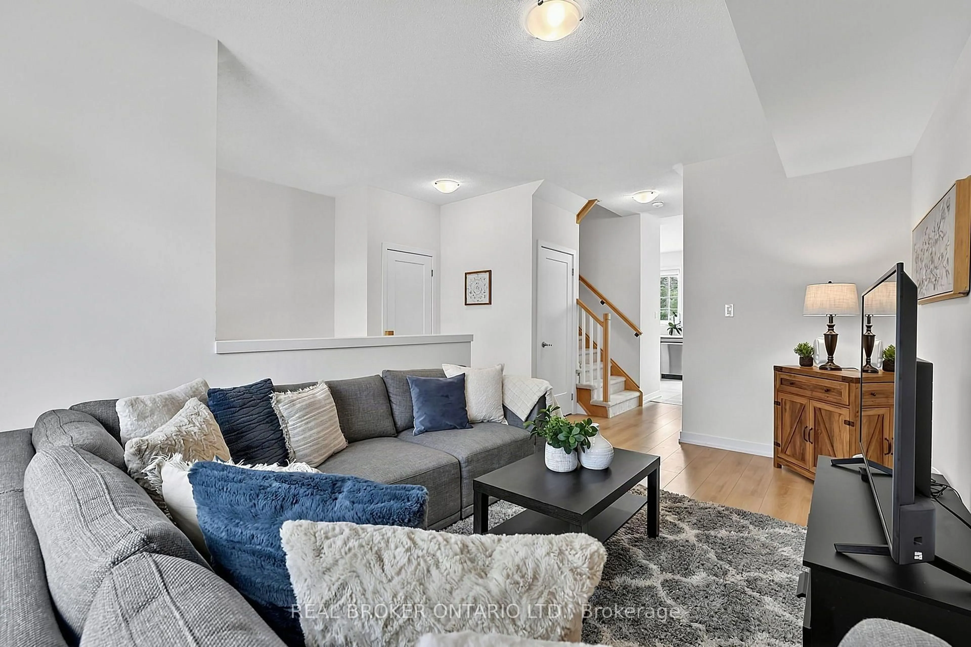 Living room with furniture, unknown for 104 Lyall Stokes Circ, East Gwillimbury Ontario L0G 1M0