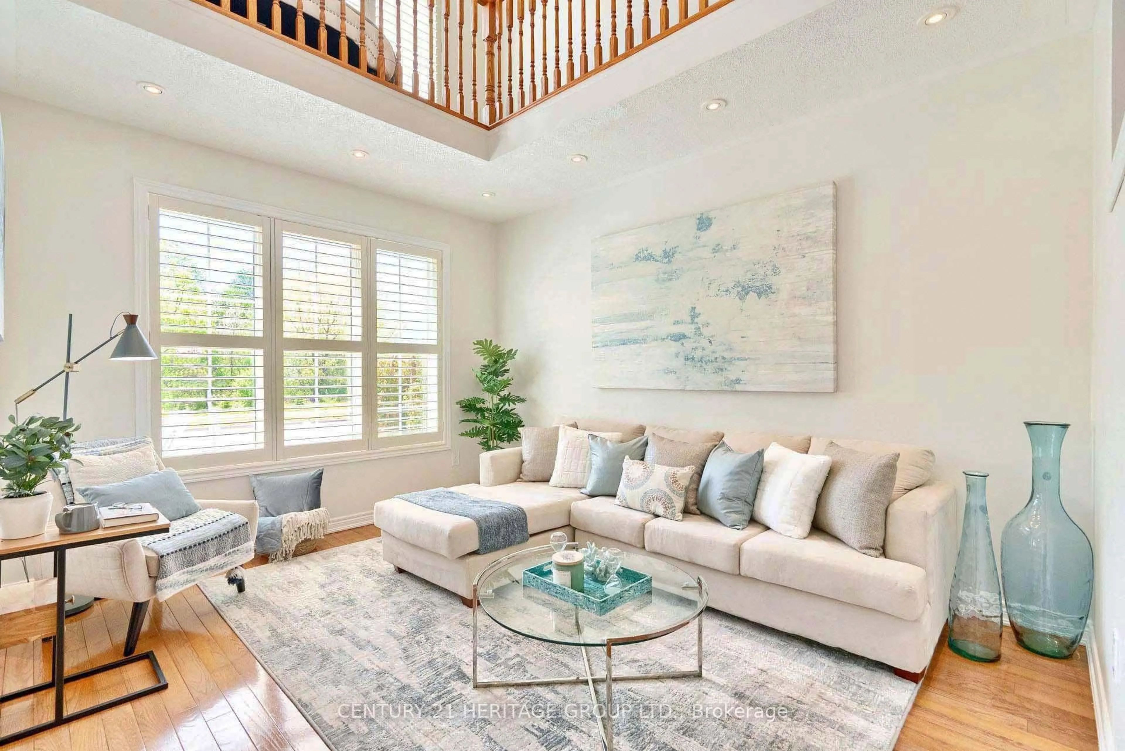 Living room with furniture, wood/laminate floor for 29 Kingshill Rd, Richmond Hill Ontario L4E 4B1