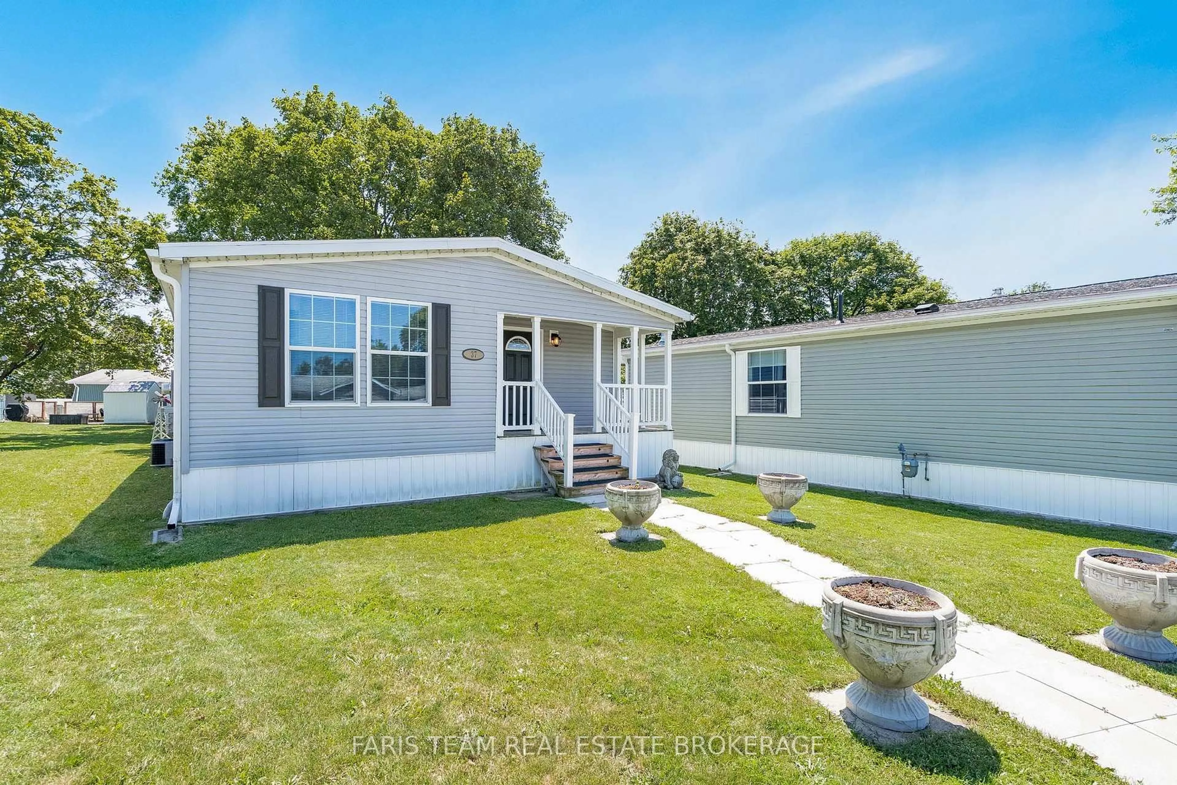 Home with vinyl exterior material, street for 37 Hawthorne Dr, Innisfil Ontario L9S 1P1
