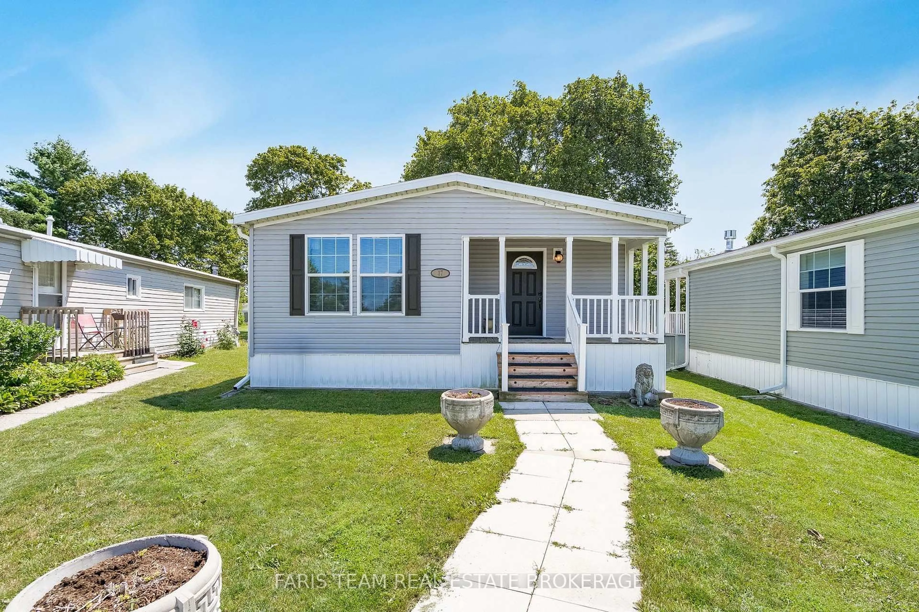 Home with vinyl exterior material, street for 37 Hawthorne Dr, Innisfil Ontario L9S 1P1