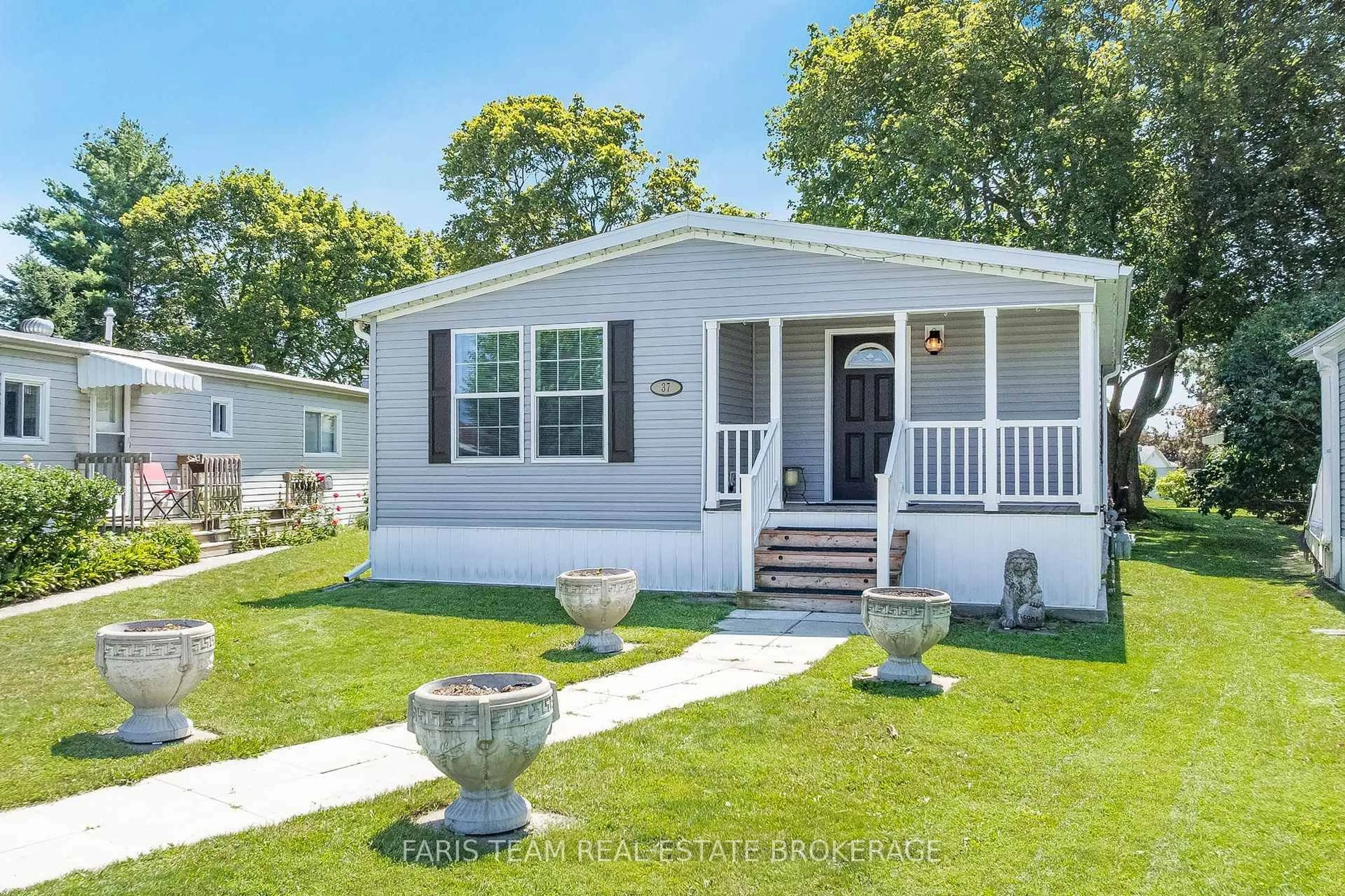 Home with vinyl exterior material, street for 37 Hawthorne Dr, Innisfil Ontario L9S 1P1